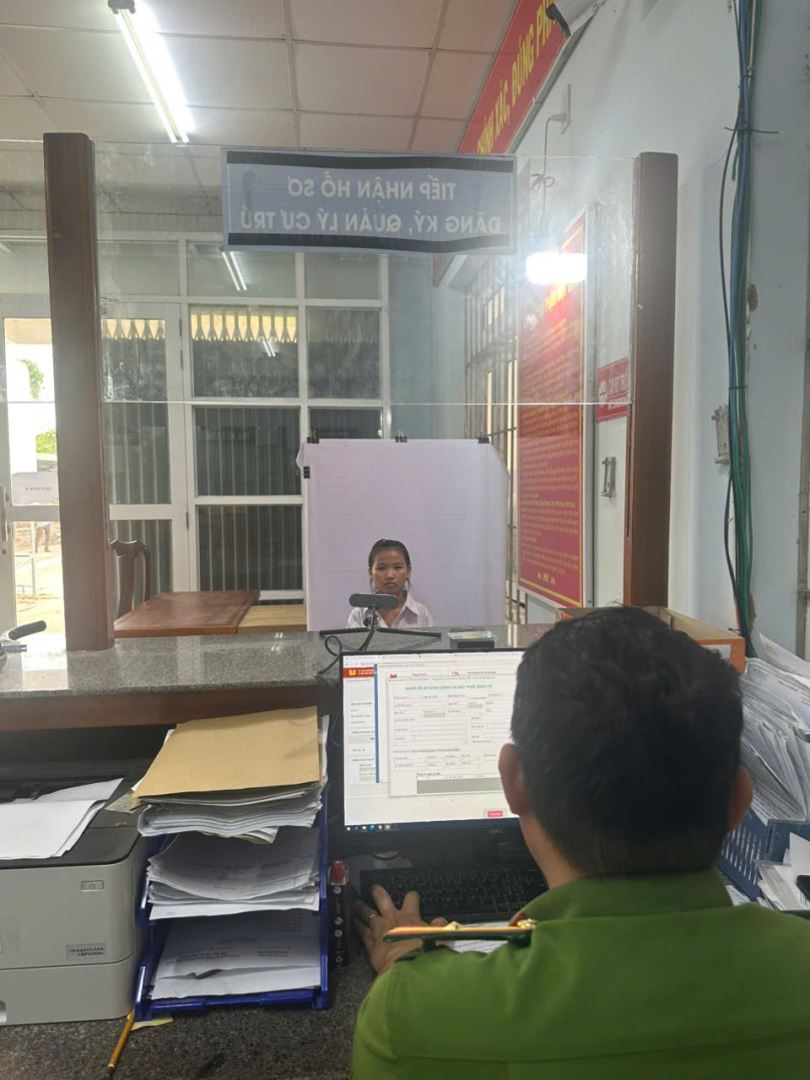 Em học sinh được chụp ảnh để cấp Định danh điện tử mức 2