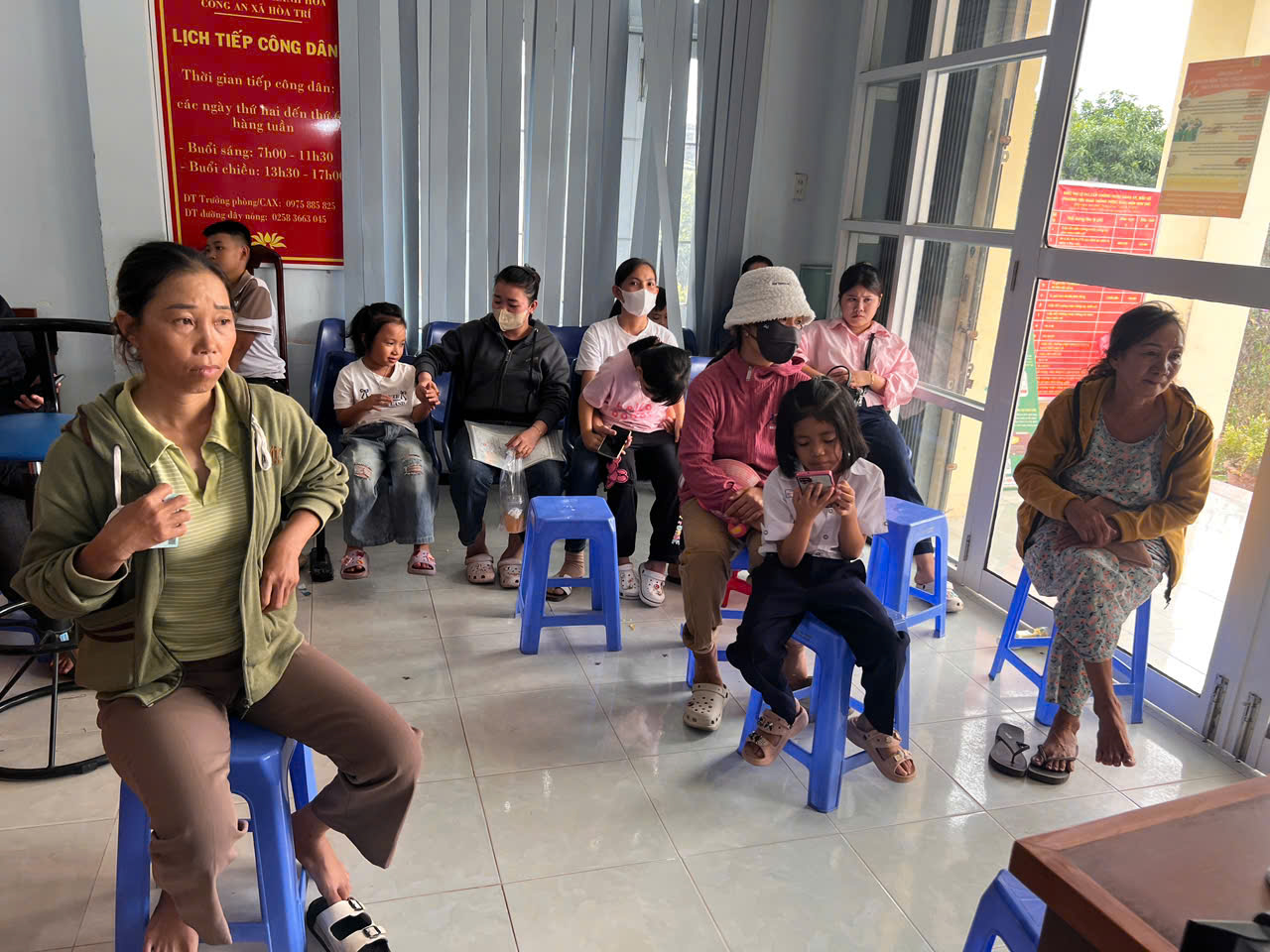Người dân đang chờ tới lượt được thu nhận căn cước lúc 12 giờ trưa