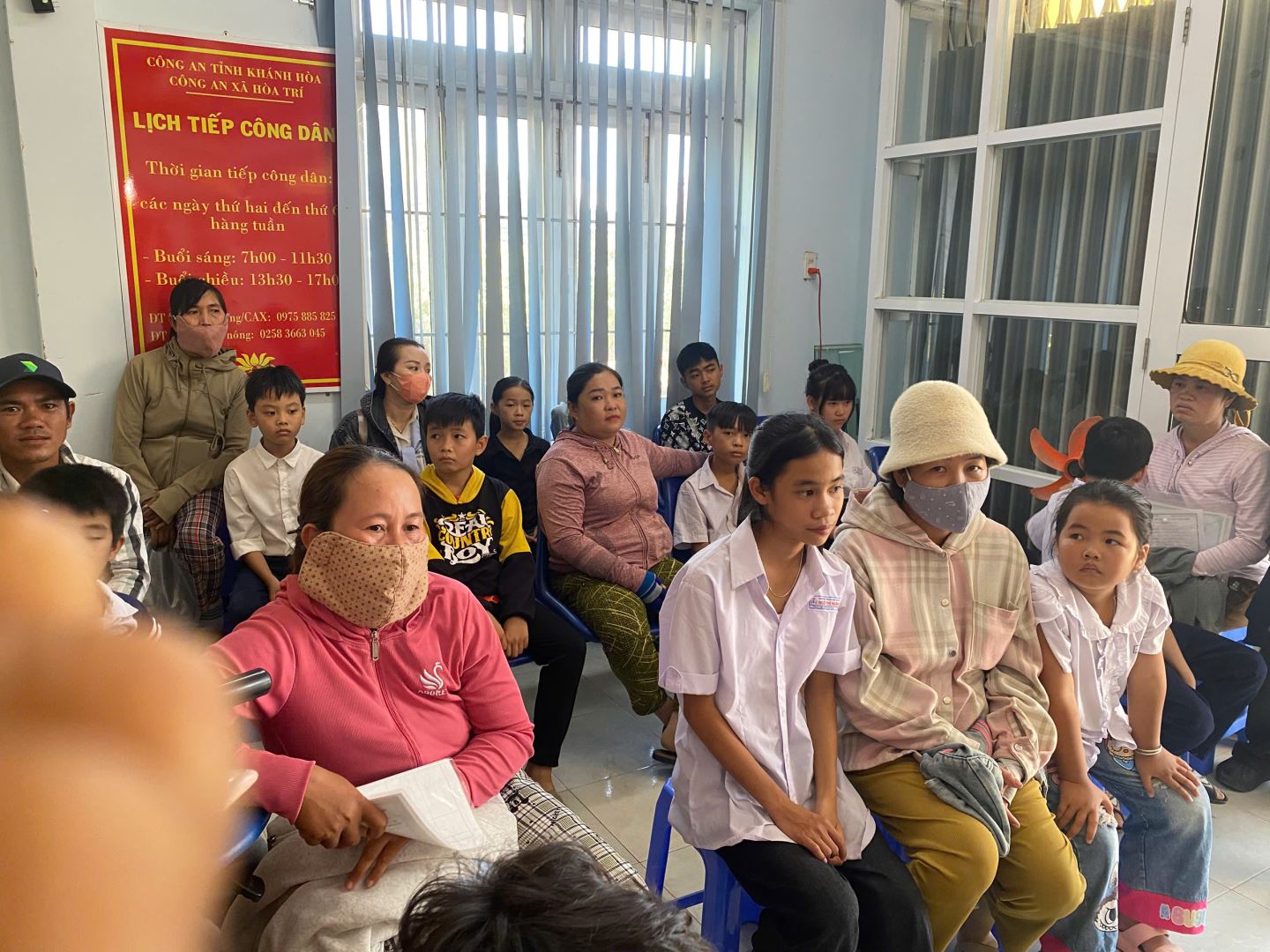 Người dân đến chờ làm Căn cước từ rất sớm