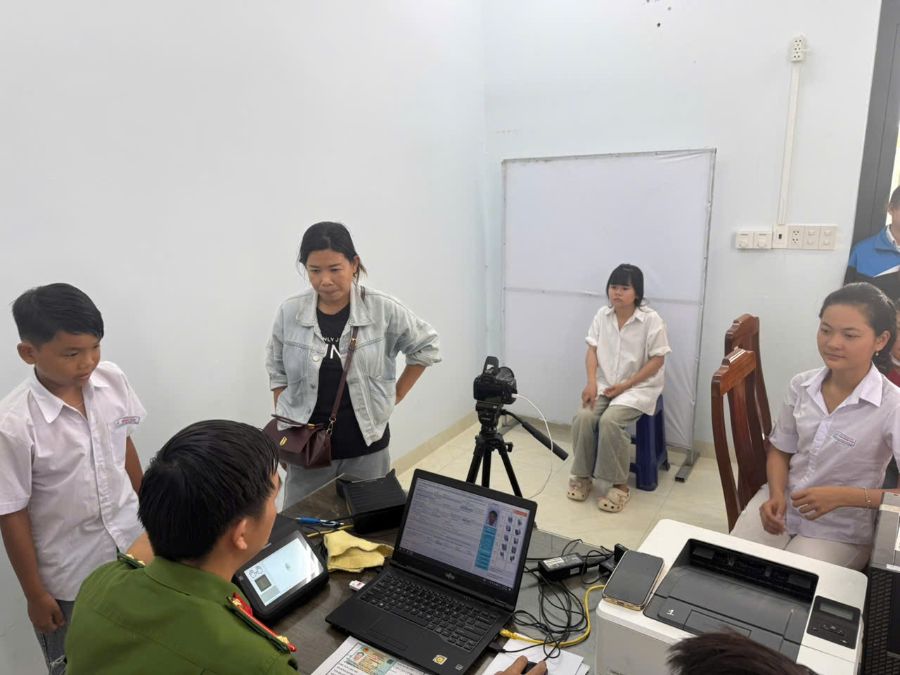 Các em học sinh được cán bộ Công an xã thu nhận hồ ớ cấp Căn cước