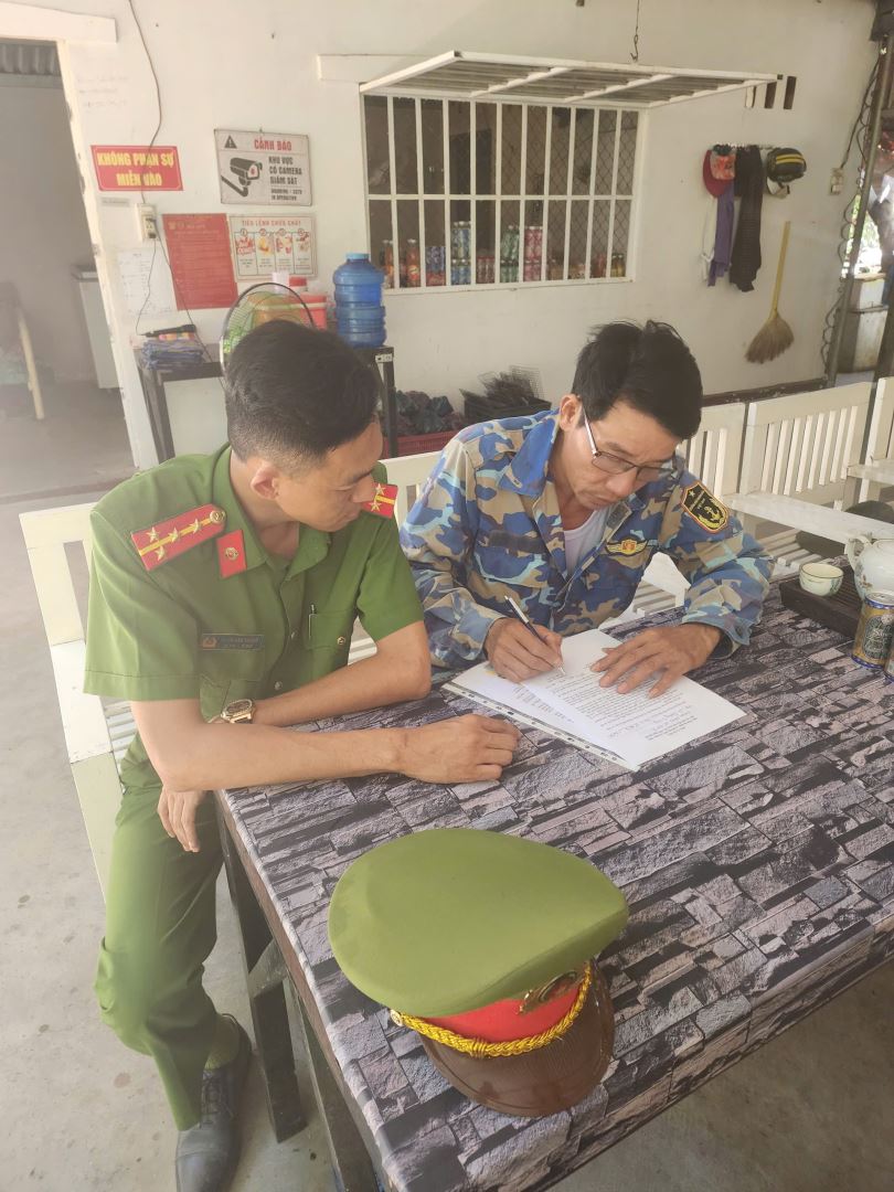 Công an xã tổ chức cho chủ vườn rẫy viết cam kết PCCC