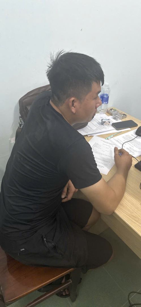 Đối tượng dương tính với ma túy ký vào biên bản vi phạm