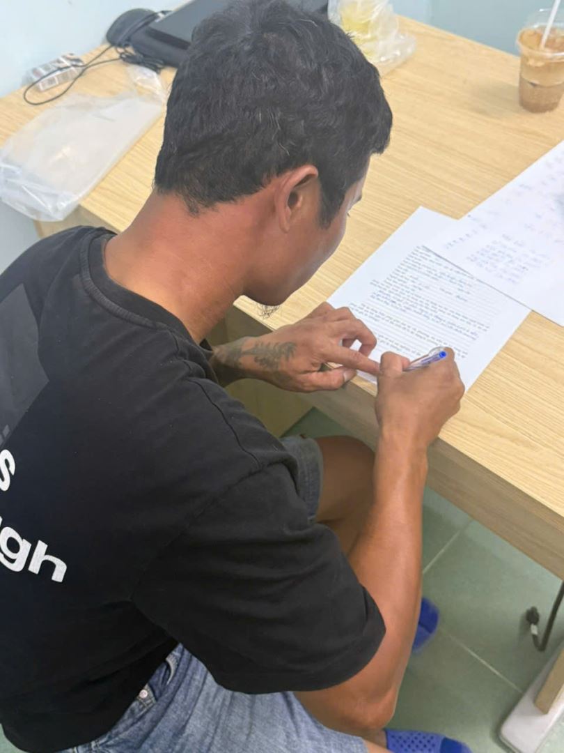 Đối tượng dương tính với ma túy ký vào biên bản vi phạm