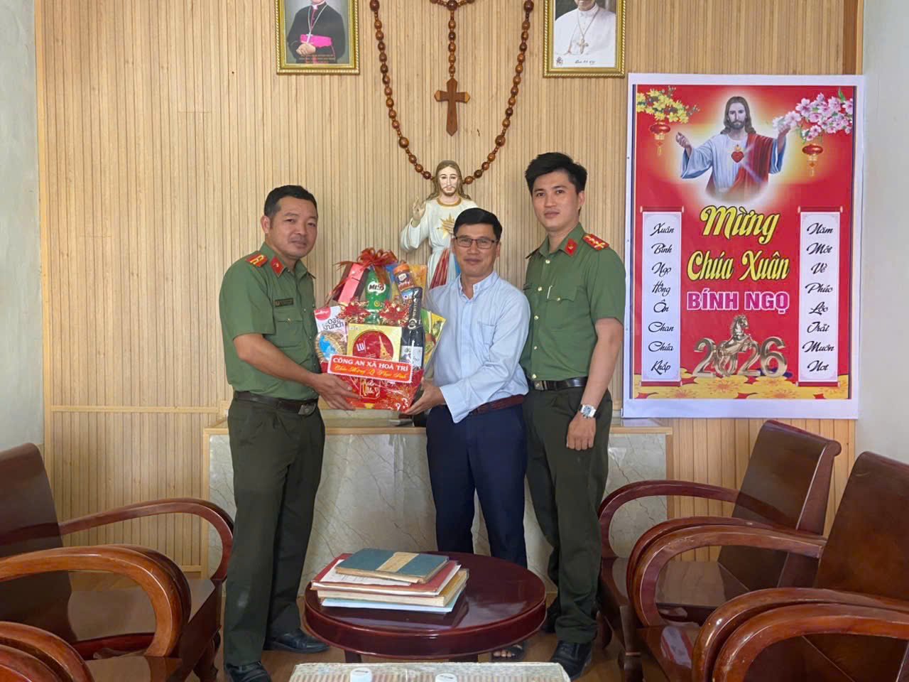 Thăm và tặng quà Giáo xứ Mỹ Hoán