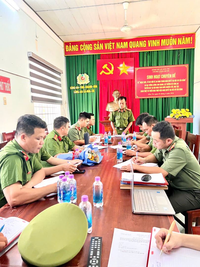 Đồng chí Bí thư Chi bộ triển khai nội dung sinh hoạt chuyên đề