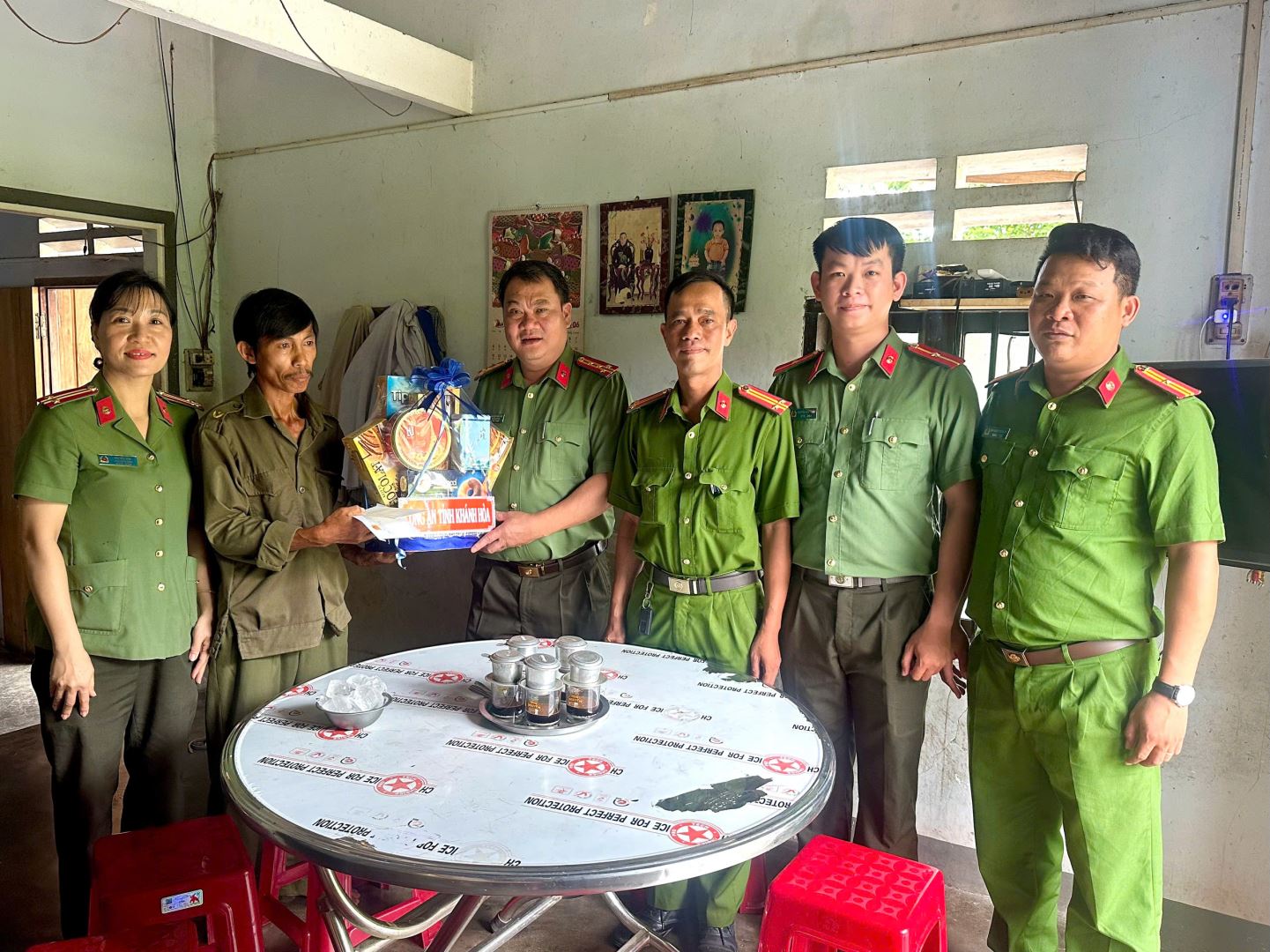 Đồng chí Đại tá Nguyễn Mậu An, Phó Giám đốc Công an tỉnh tặng quà cho anh Chương