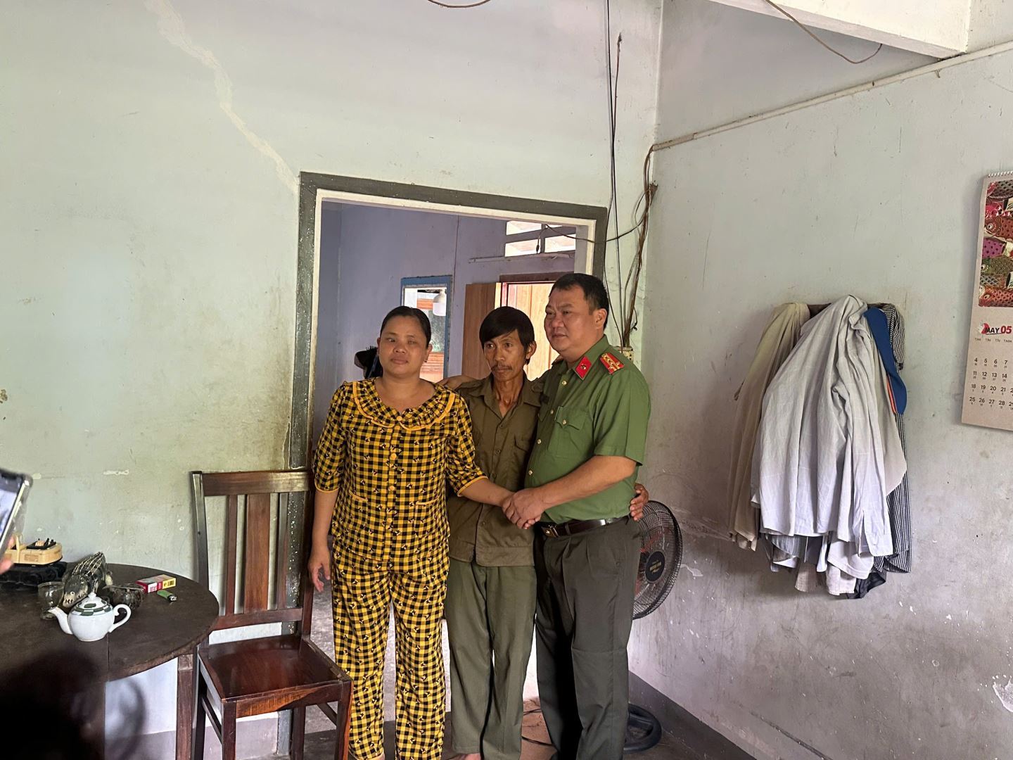 Đồng chí Phó Giám đốc Công an tỉnh thăm hỏi và chia sẻ với hoàn cảnh gia đình của anh Chương
