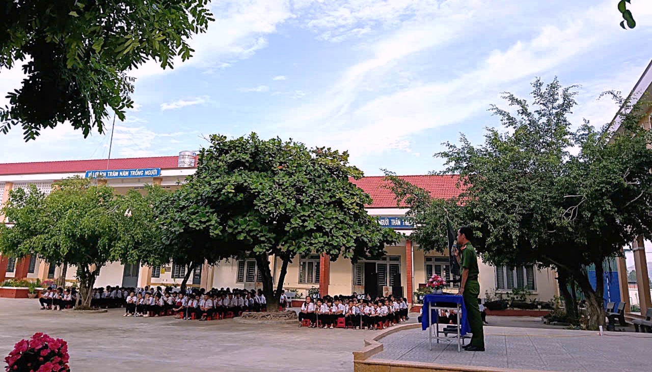 Đồng chí Trung tá Phạm Từ Thông - Trưởng Công an xã Hòa Trí tuyên truyền phòng chống ma túy tại Trưởng THCS Phạm Hồng Thái