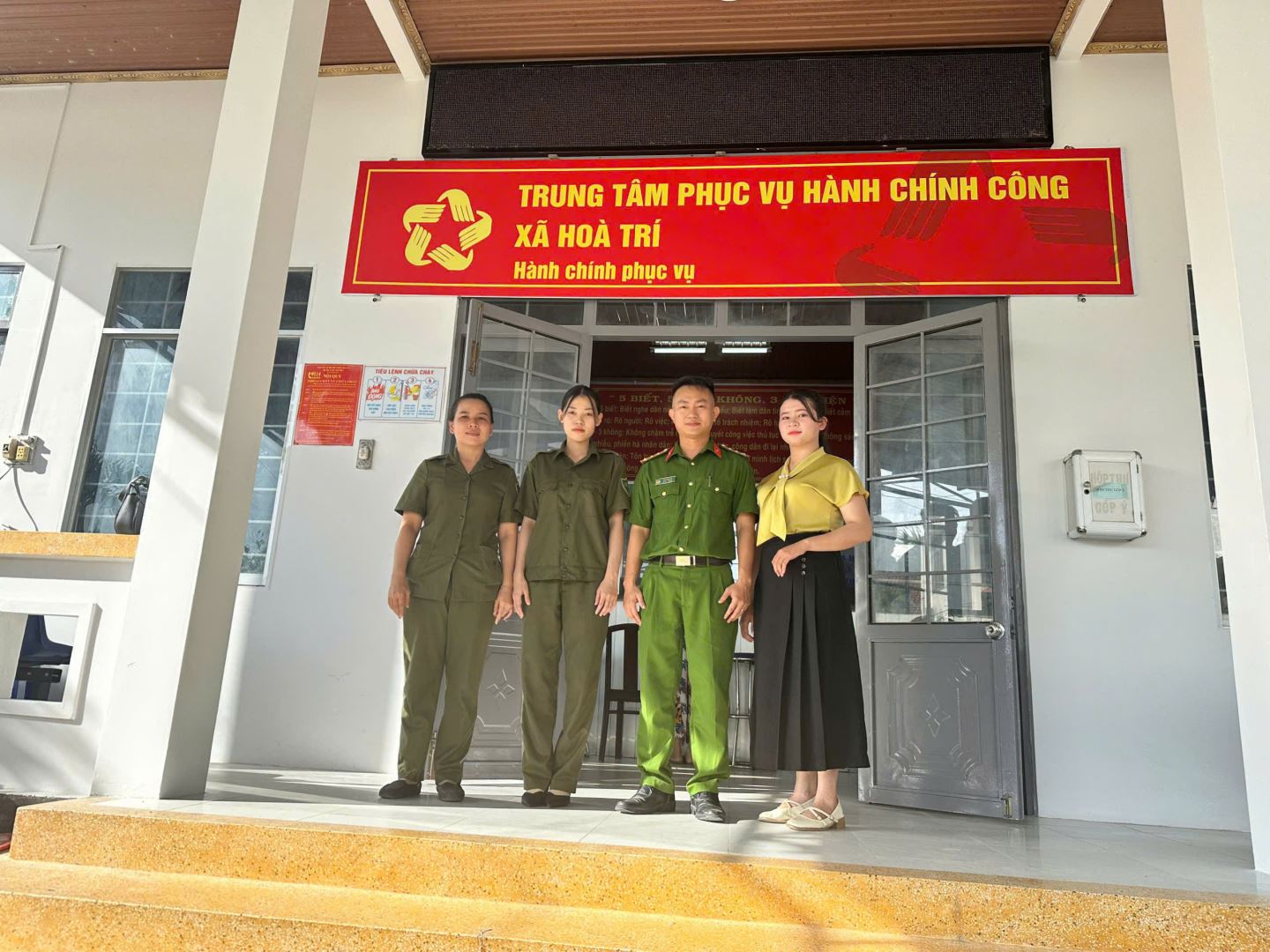 Lực lượng ANTT cơ sở cùng CBCS Công an xã hỗ trợ người dân thực hiện dịch vụ hành chính công trực tuyến tại Trung tâm phục vụ hành chính Công an xã Hòa Trí
