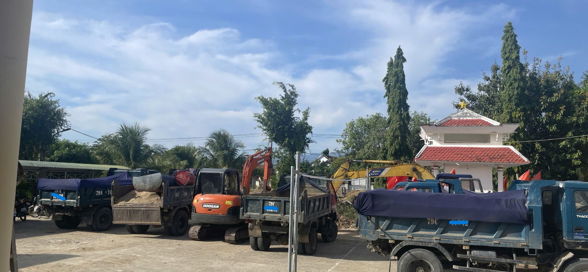 Các phương tiện vi phạm được đưa về trụ ở Công an xã để phục vụ công tác xử lý
