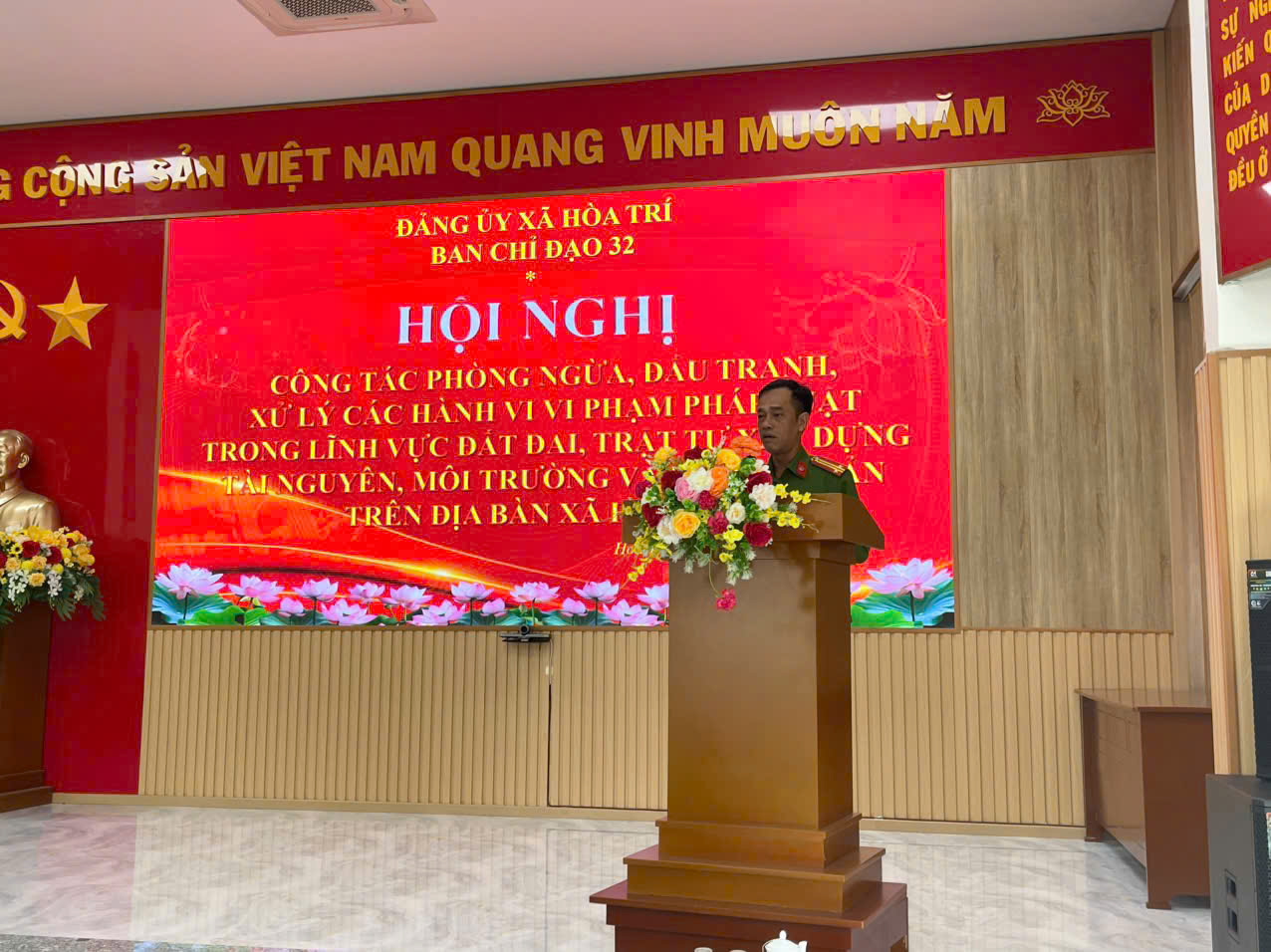 Đồng chí Trung tá Phạm Từ Thông, Trưởng Công an xã, Phó trưởng Ban Chỉ đạo báo cáo sơ kết công tác phòng ngừa, đấu tranh, xử lý các hành vi vi phạm pháp luật trong lĩnh vực đất đai, trật tự xây dựng, tài nguyên, môi trường và khoáng sản trên địa bàn xã
