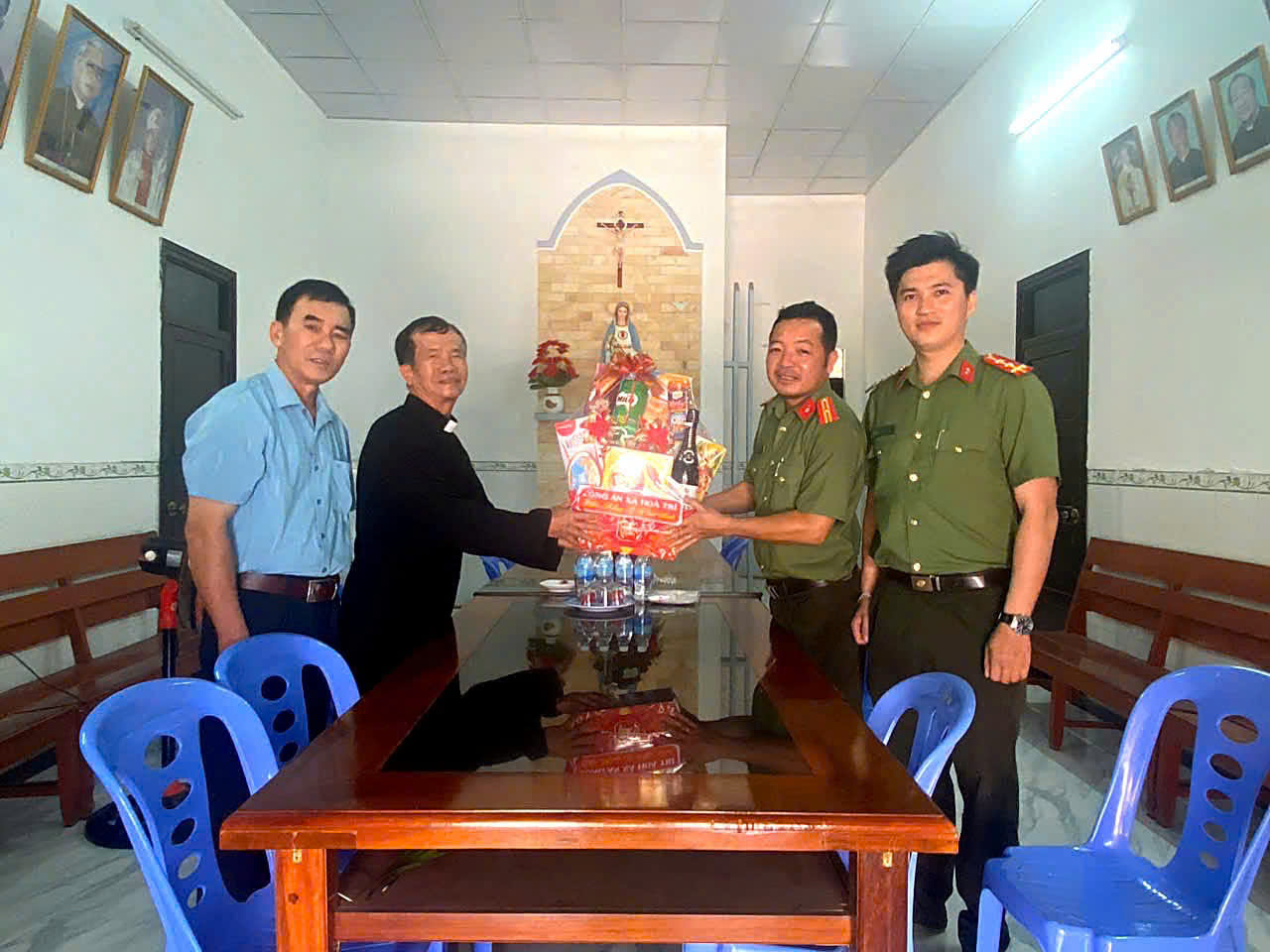 Thăm và tặng quà Giáo xứ Ninh Trang