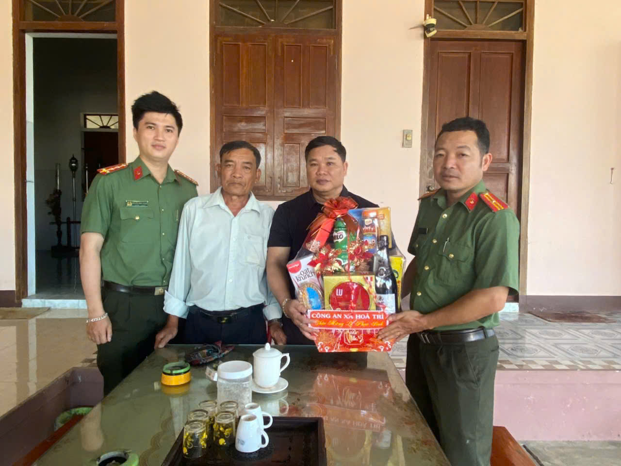 Thăm và tặng quà Giáo xứ Thạch Định