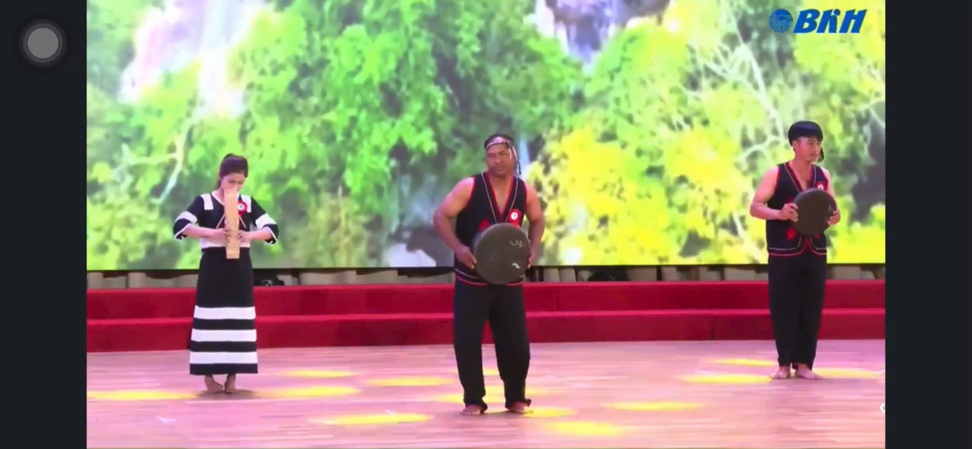 Những bộ trang phục truyền, nhạc cụ dân tộc đã tạo nên nét văn hóa đặc trưng. (Nguồn ảnh: Báo và phát thanh, truyền hình Khánh Hòa)