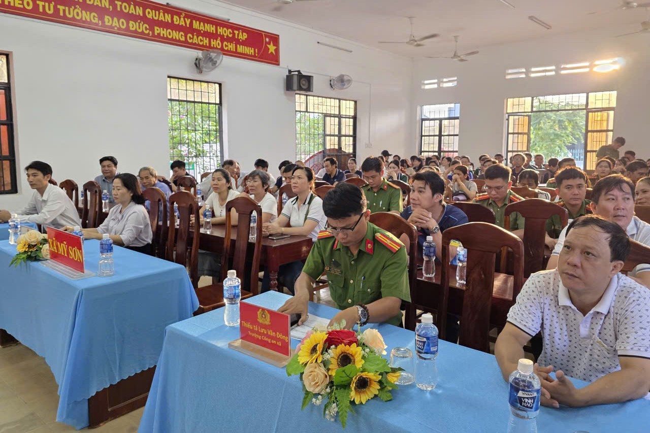 Các đại biểu tham dự điểm cầu Lễ mít tinh trực tuyến toàn quốc hưởng ứng Tháng hành động phòng, chống ma túy năm 2026 tại xã Mỹ Sơn.