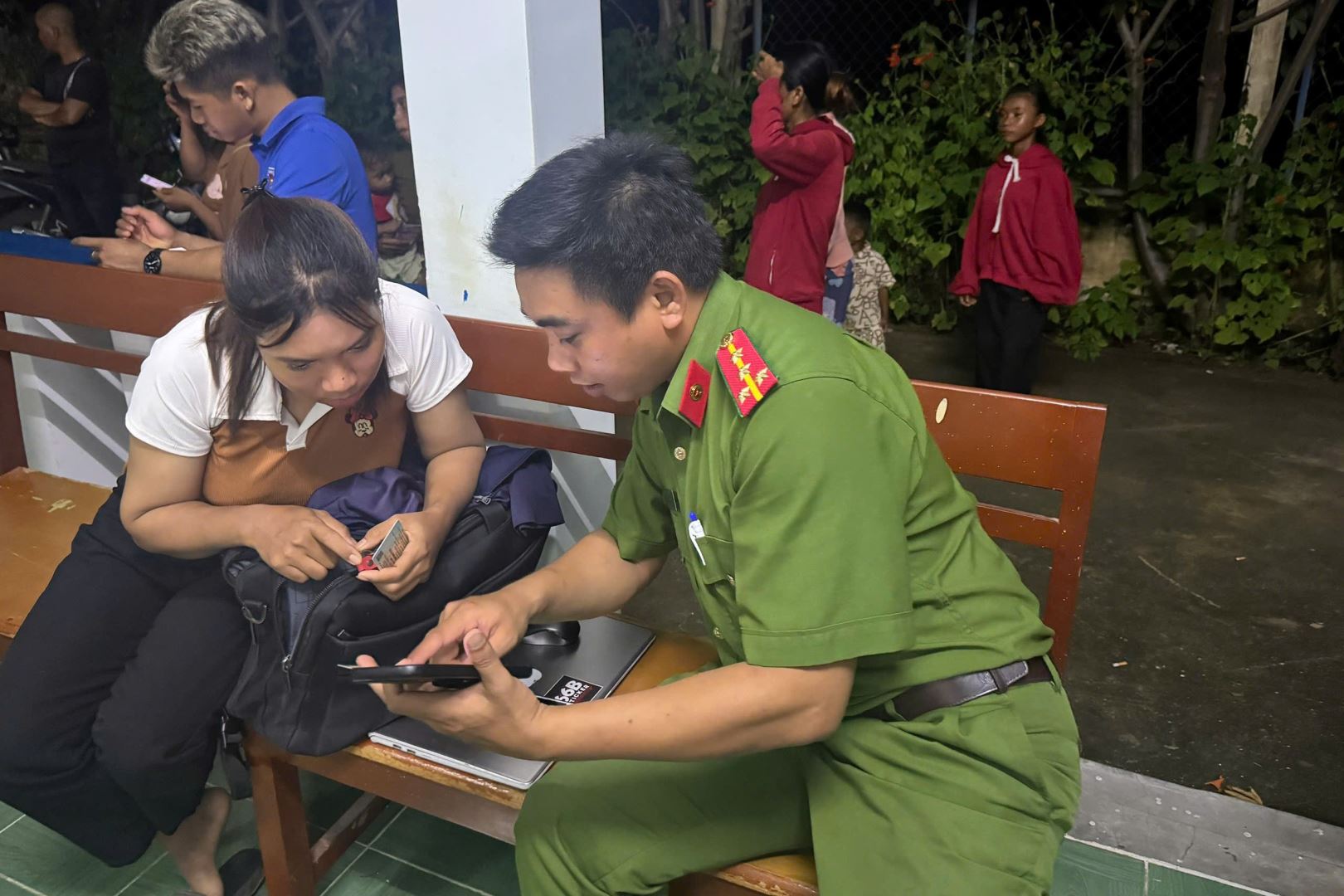 Cán bộ Công an xã Mỹ Sơn hướng dẫn người dân kích hoạt tài khoản định danh điện tử, tích hợp giấy tờ trên ứng dụng VNeID