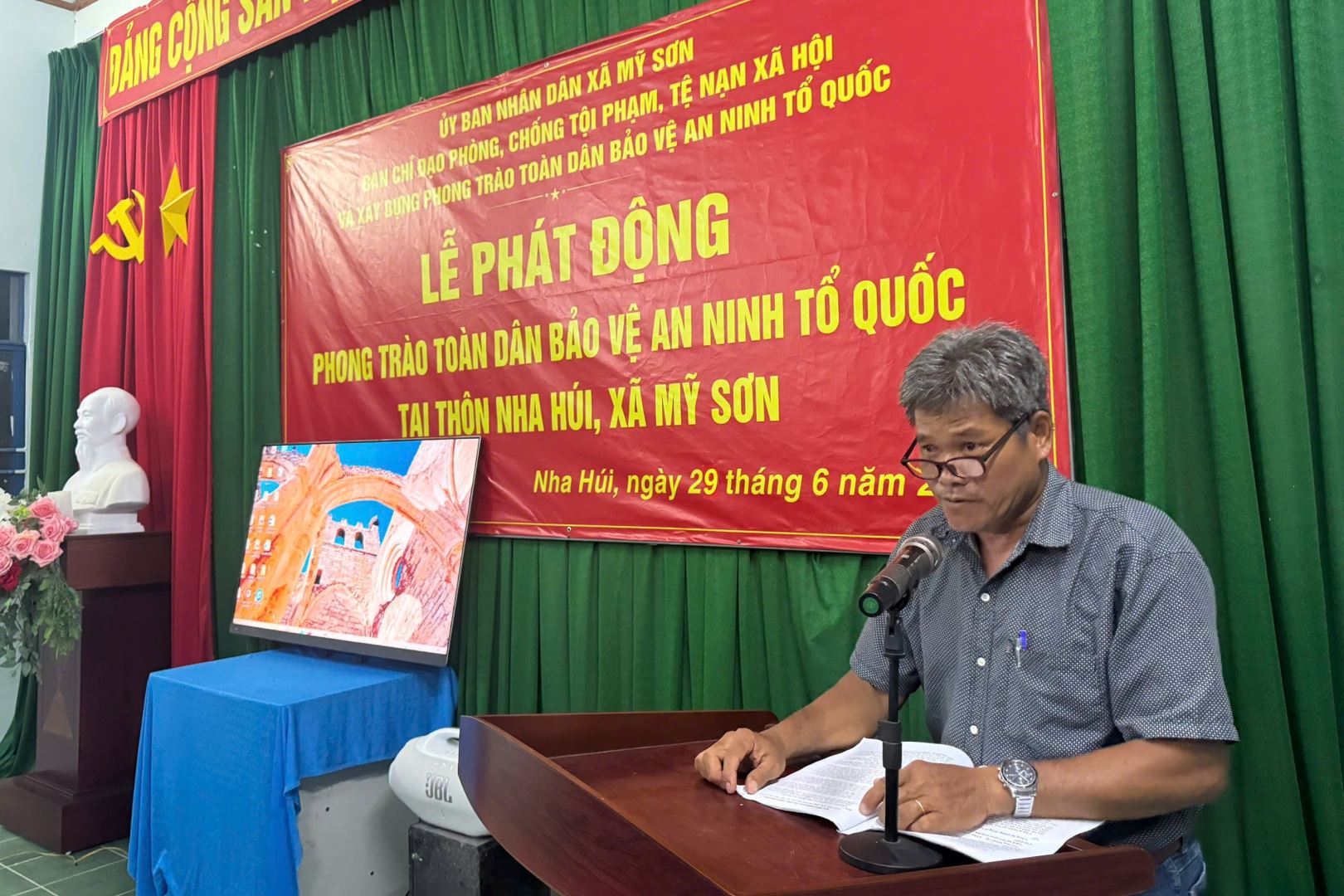 Đồng chí Trưởng thôn Nha Húi phát động phong trào toàn dân bảo vệ an ninh Tổ quốc, kêu gọi Nhân dân tích cực tham gia phòng, chống tội phạm, giữ gìn an ninh, trật tự ngay từ cơ sở.