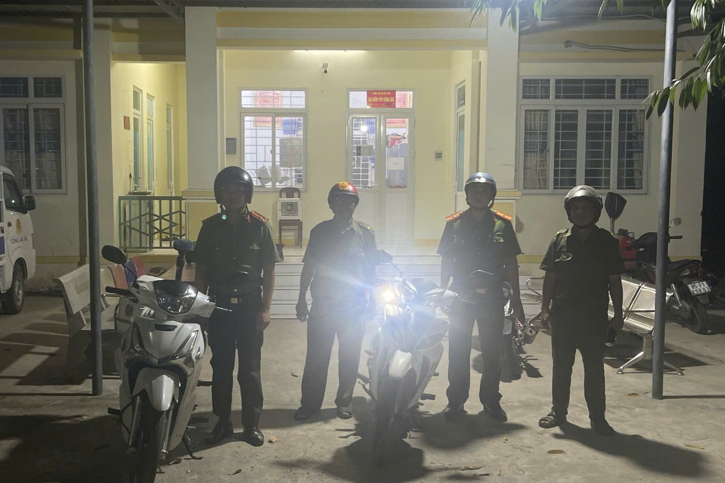 Công an xã Mỹ Sơn triển khai lực lượng tuần tra, kiểm soát bảo đảm an ninh, trật tự trên địa bàn vào ban đêm.