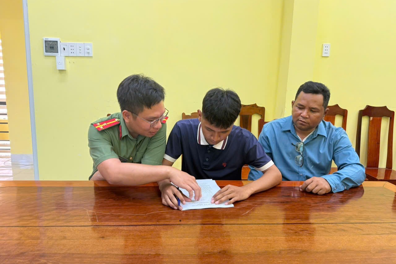 Cán bộ Công an xã Mỹ Sơn tuyên truyền, giải thích các quyền lợi, tiêu chuẩn tuyển chọn và hướng dẫn thủ tục đăng ký thực hiện nghĩa vụ tham gia Công an nhân dân năm 2027 cho thanh niên và gia đình.