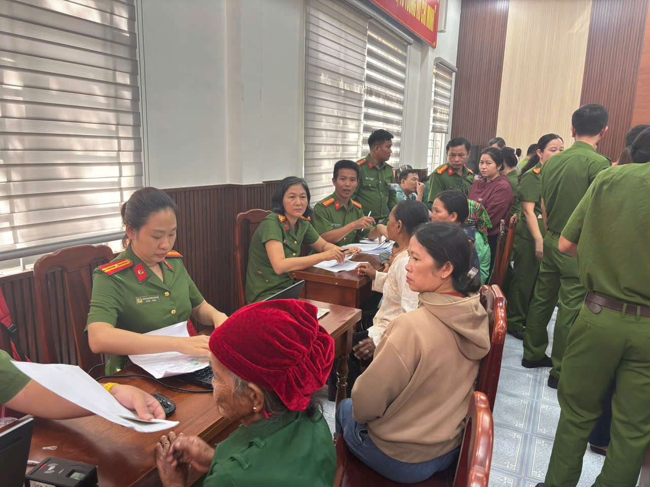 Công an xã Mỹ Sơn hỗ trợ đưa thân nhân liệt sĩ đến địa điểm thu nhận mẫu ADN theo đúng quy trình.