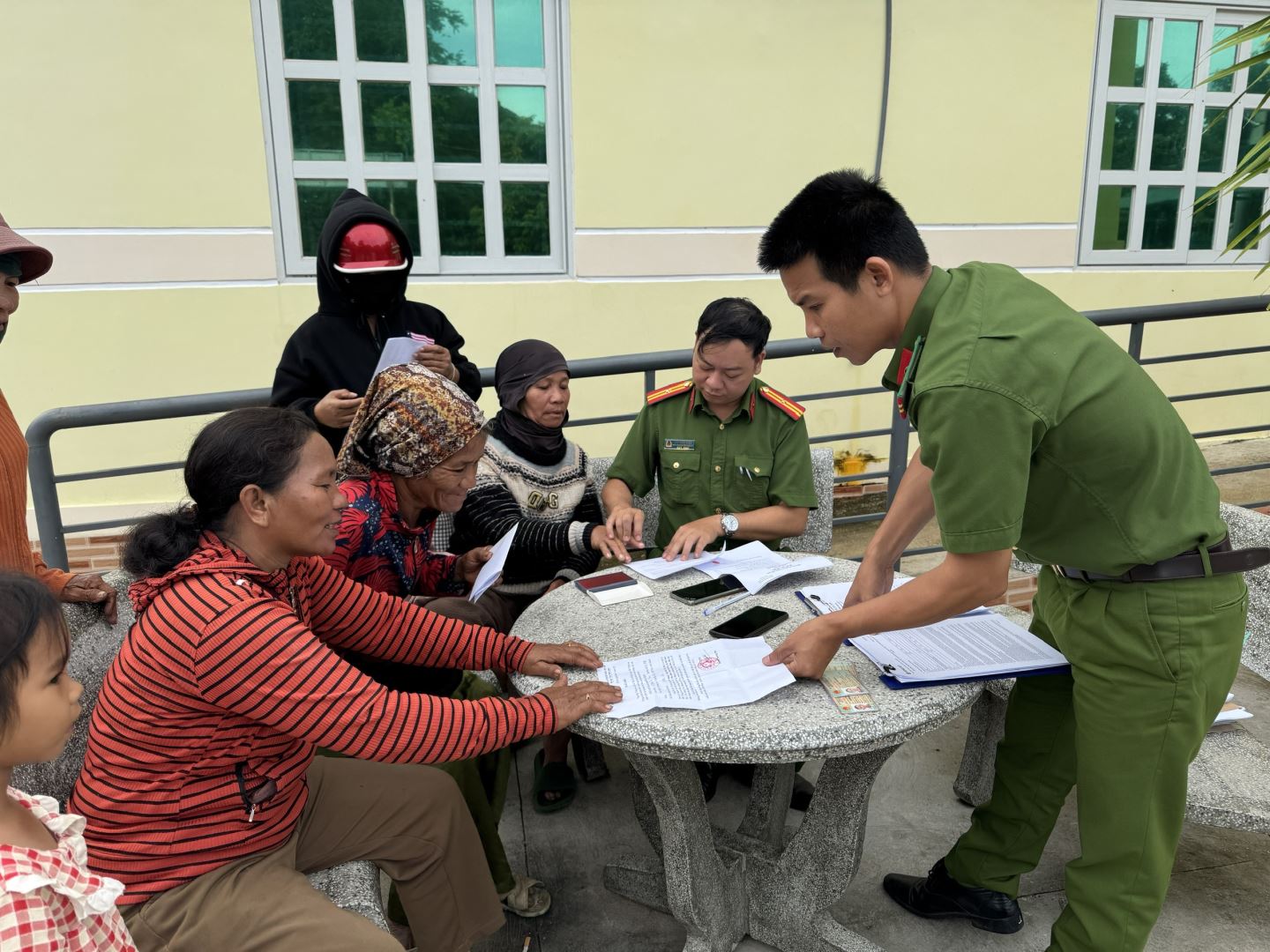 Cán bộ Công an xã Mỹ Sơn tuyên truyền, hướng dẫn thân nhân liệt sĩ hoàn thiện thông tin, hồ sơ phục vụ thu nhận mẫu ADN.
