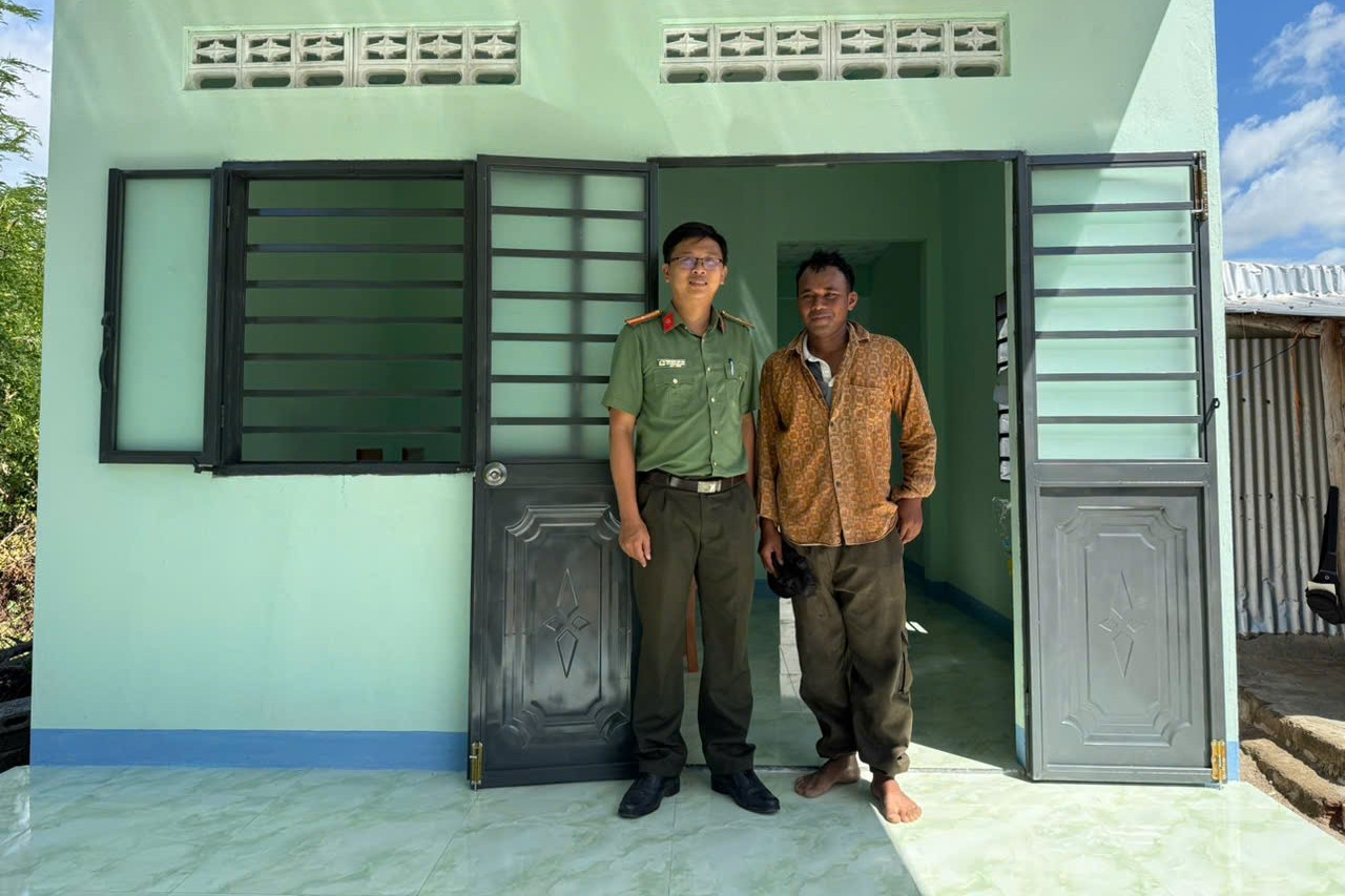 Đại diện lãnh đạo địa phương và Công an xã Mỹ Sơn trao nhà trị giá 100 triệu đồng cho gia đình anh Chamaléa Úc tại thôn Đồng Dày.