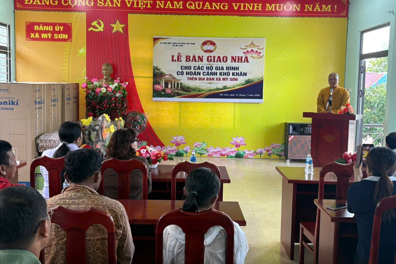 Đại diện mạnh thường quân phát biểu, chia sẻ niềm vui cùng các gia đình tại lễ bàn giao nhà.