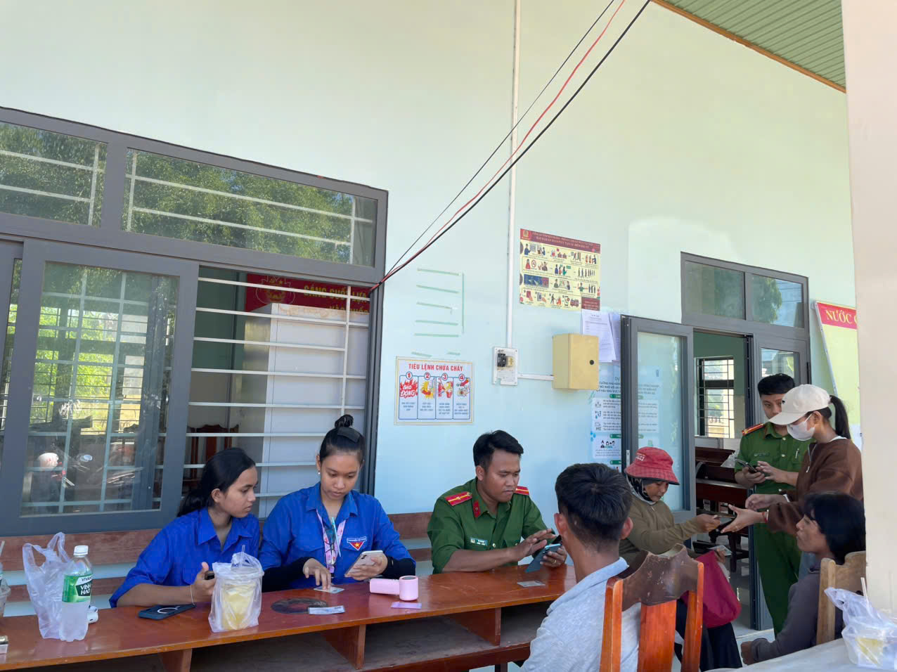 Đoàn viên Chi đoàn Công an xã Mỹ Sơn tham gia Chiến dịch “Mùa hè số”, hỗ trợ người dân tiếp cận các tiện ích số tại địa phương.