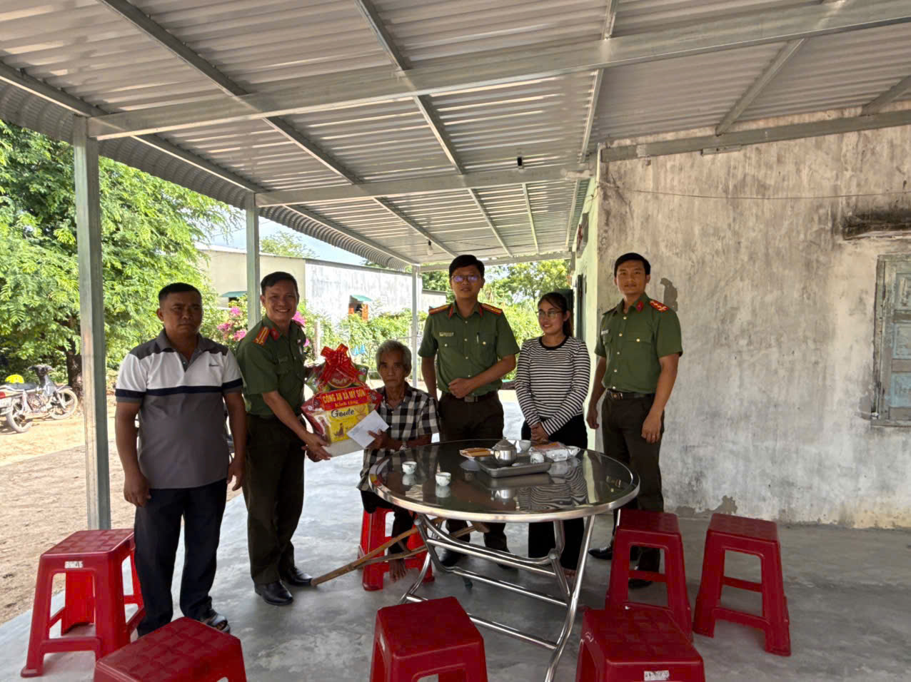 Cán bộ, đoàn viên Công an xã Mỹ Sơn cùng lãnh đạo đơn vị thăm hỏi, động viên gia đình chính sách, người có công trên địa bàn.