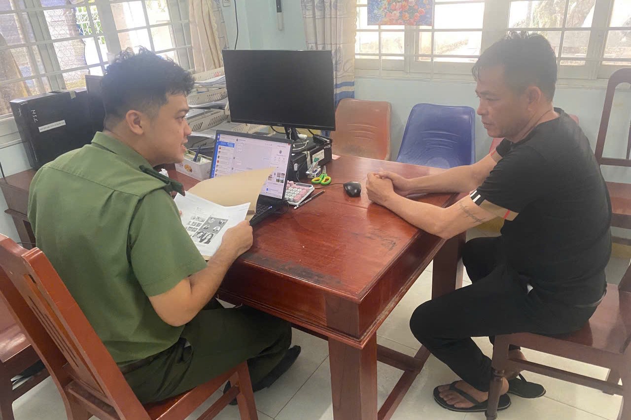 Công an xã Mỹ Sơn làm việc với ông Đinh Ngọc Thanh về nội dung chia sẻ thông tin chưa được kiểm chứng trên mạng xã hội Facebook.