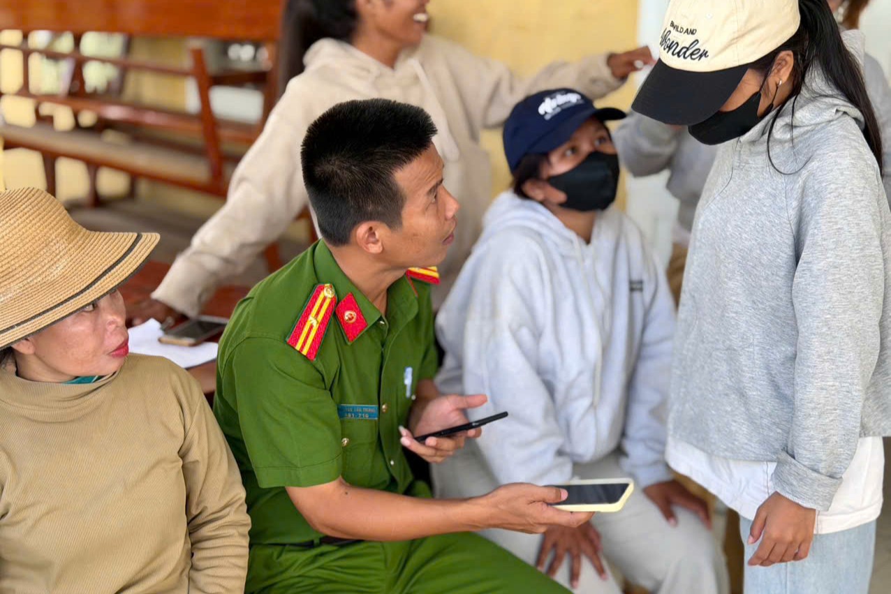 Cán bộ Công an xã Mỹ Sơn trực tiếp hướng dẫn người dân cài đặt và sử dụng ứng dụng “Báo cháy 114” trên điện thoại thông minh.
