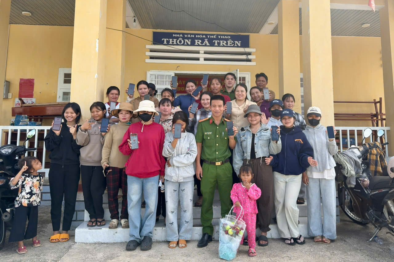 Công an xã Mỹ Sơn tuyên truyền, phổ biến kiến thức, kỹ năng PCCC và vận động người dân chủ động cài đặt ứng dụng “Báo cháy 114”.
