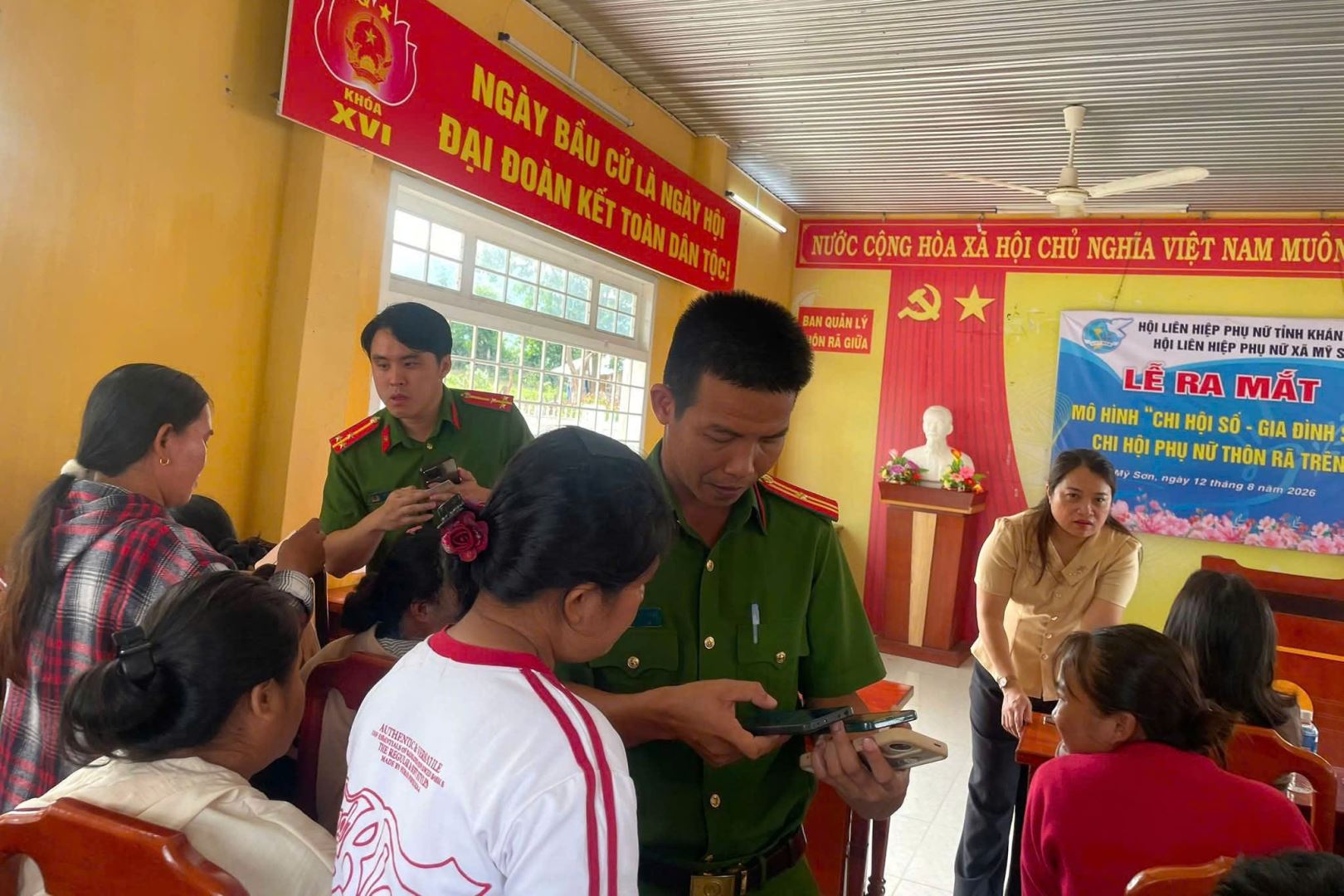 Công an xã Mỹ Sơn tuyên truyền, hướng dẫn người dân nhận diện phương thức, thủ đoạn hoạt động của “tín dụng đen” thế hệ mới trên không gian mạng.