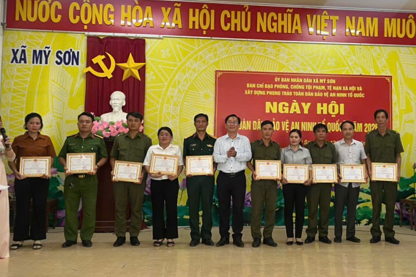 Chủ tịch UBND xã Mỹ Sơn trao Giấy khen tặng các tập thể, cá nhân có thành tích xuất sắc trong phong trào toàn dân bảo vệ an ninh Tổ quốc.