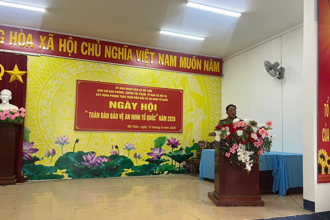 Đồng chí Trung tá Lê Xuân Bình, Phó Trưởng phòng Tham mưu Công an tỉnh Khánh Hòa phát biểu chỉ đạo tại Ngày hội.
