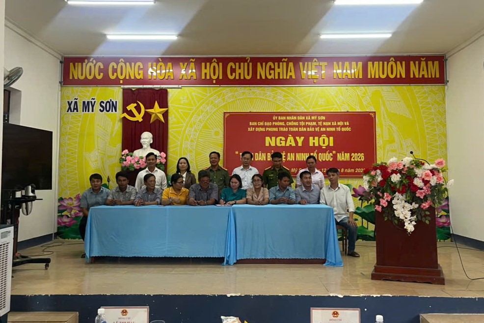 Đại diện cán bộ và Nhân dân 08 thôn trên địa bàn xã Mỹ Sơn tiến hành ký kết giao ước thi đua xây dựng thôn đạt chuẩn “An toàn về an ninh, trật tự” năm 2026 và những năm tiếp theo.