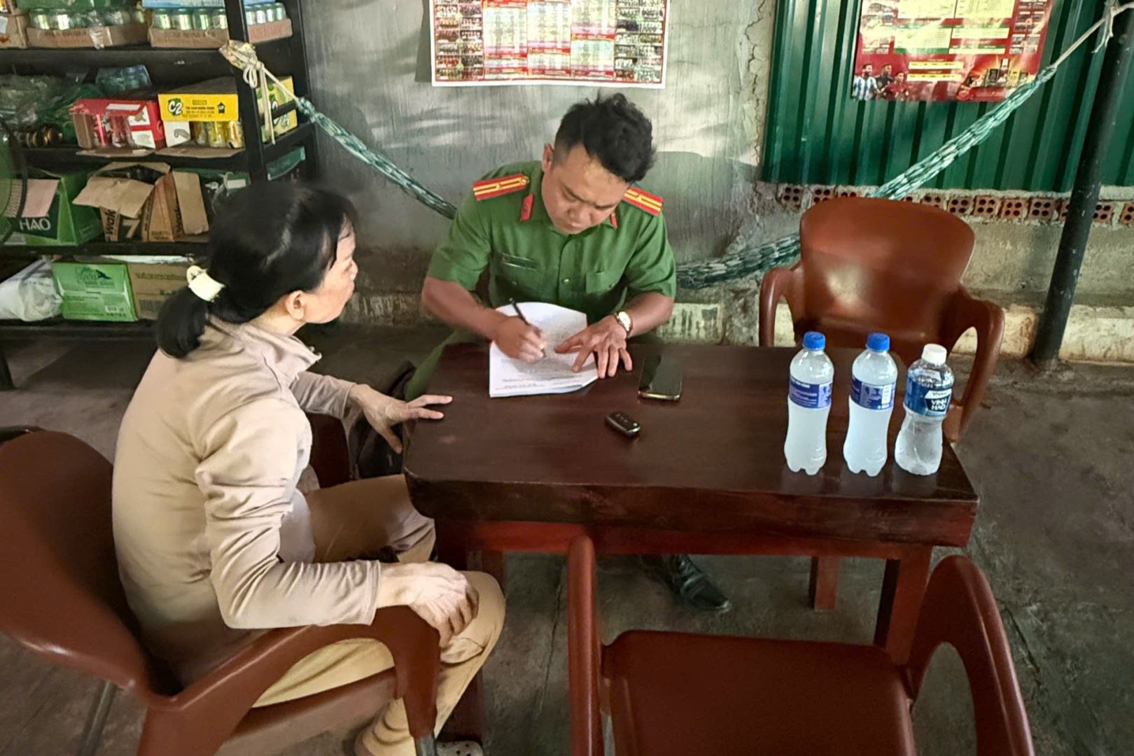 Công an xã Mỹ Sơn kiểm tra, rà soát cư trú tại khu vực giáp ranh, góp phần chủ động nắm chắc tình hình địa bàn, bảo đảm an ninh, trật tự.