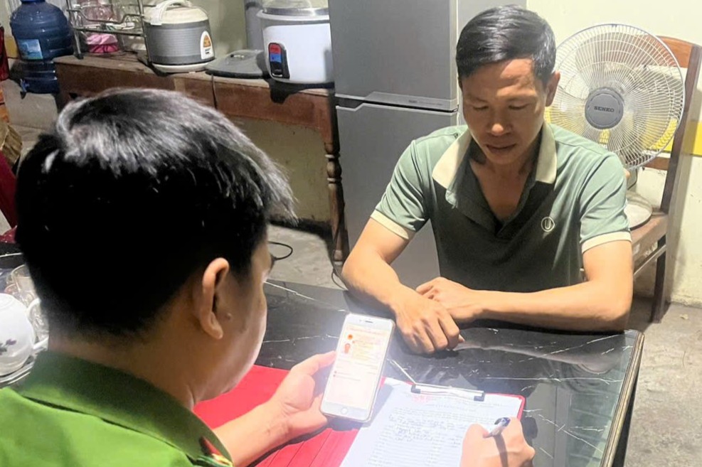 Cán bộ Công an xã Mỹ Sơn tuyên truyền, hướng dẫn người dân đăng ký tạm trú, khai báo lưu trú và thực hiện thủ tục cư trú trên ứng dụng VNeID.