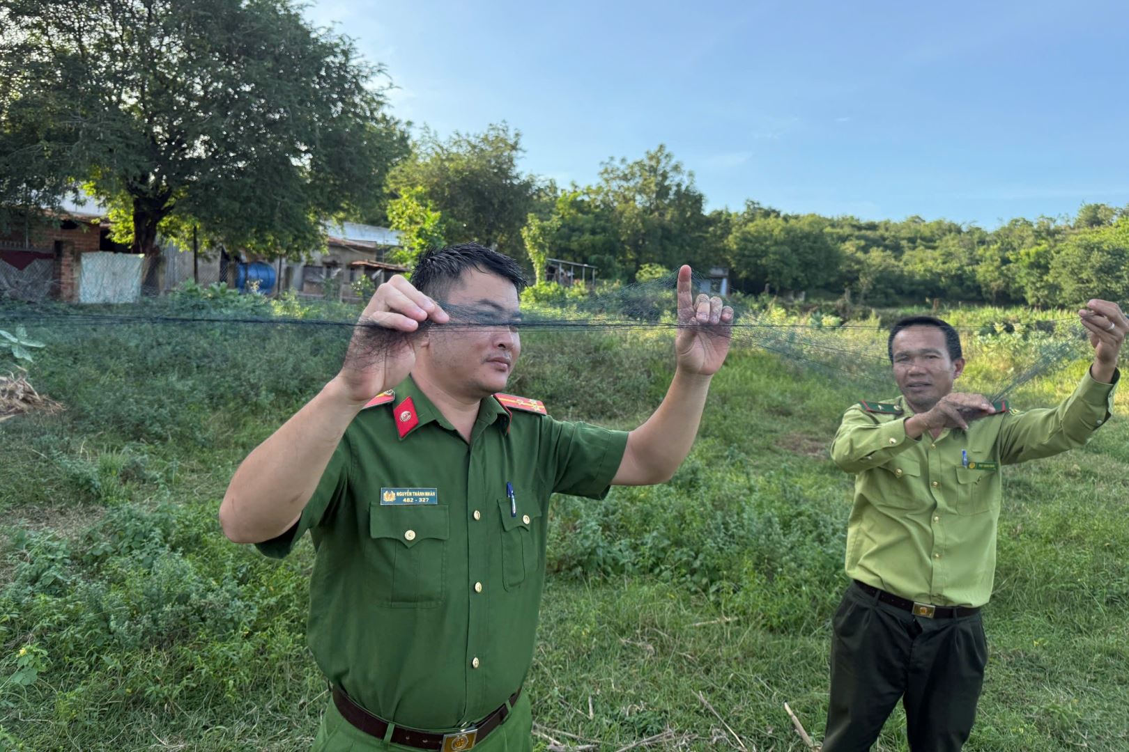 Công an xã Mỹ Sơn phối hợp tháo gỡ bẫy chim, góp phần bảo vệ động vật hoang dã.