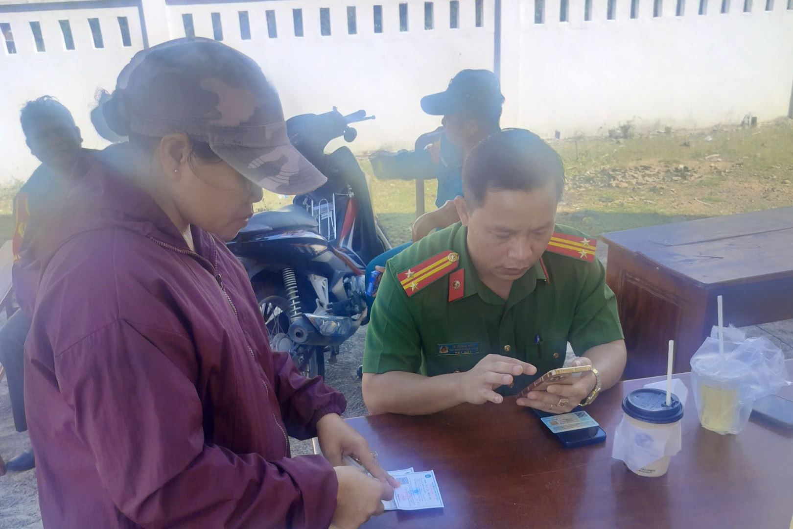 Công an xã Mỹ Sơn hướng dẫn người dân cài đặt, đăng nhập và sử dụng ứng dụng “Báo cháy 114” trong ngày bầu cử.