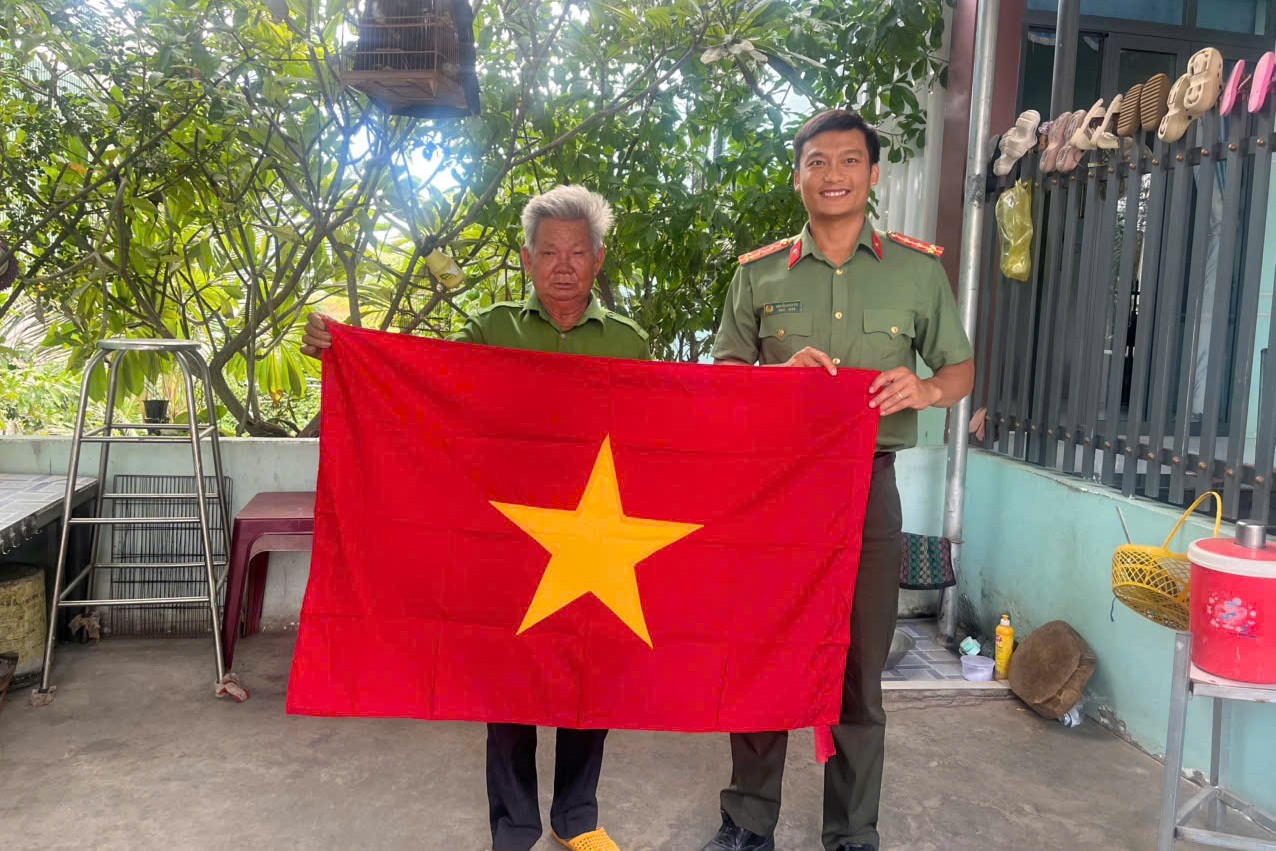 Công an xã Mỹ Sơn tặng cờ Tổ quốc và tuyên truyền, vận động các hộ dân treo cờ Tổ quốc.
