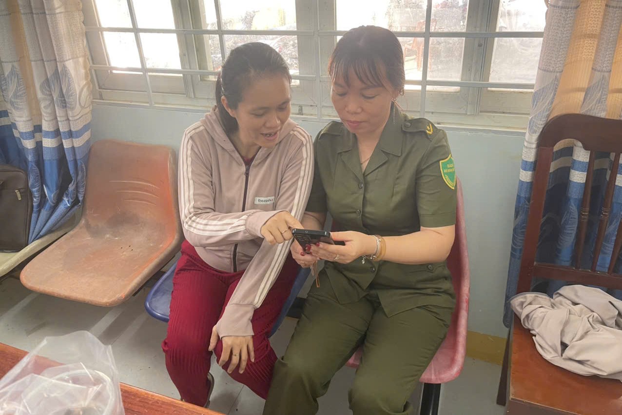 Nữ thành viên lực lượng tham gia bảo vệ ANTT ở cơ sở xã Mỹ Sơn tận tình hướng dẫn người dân sử dụng các tiện ích trên điện thoại thông minh.