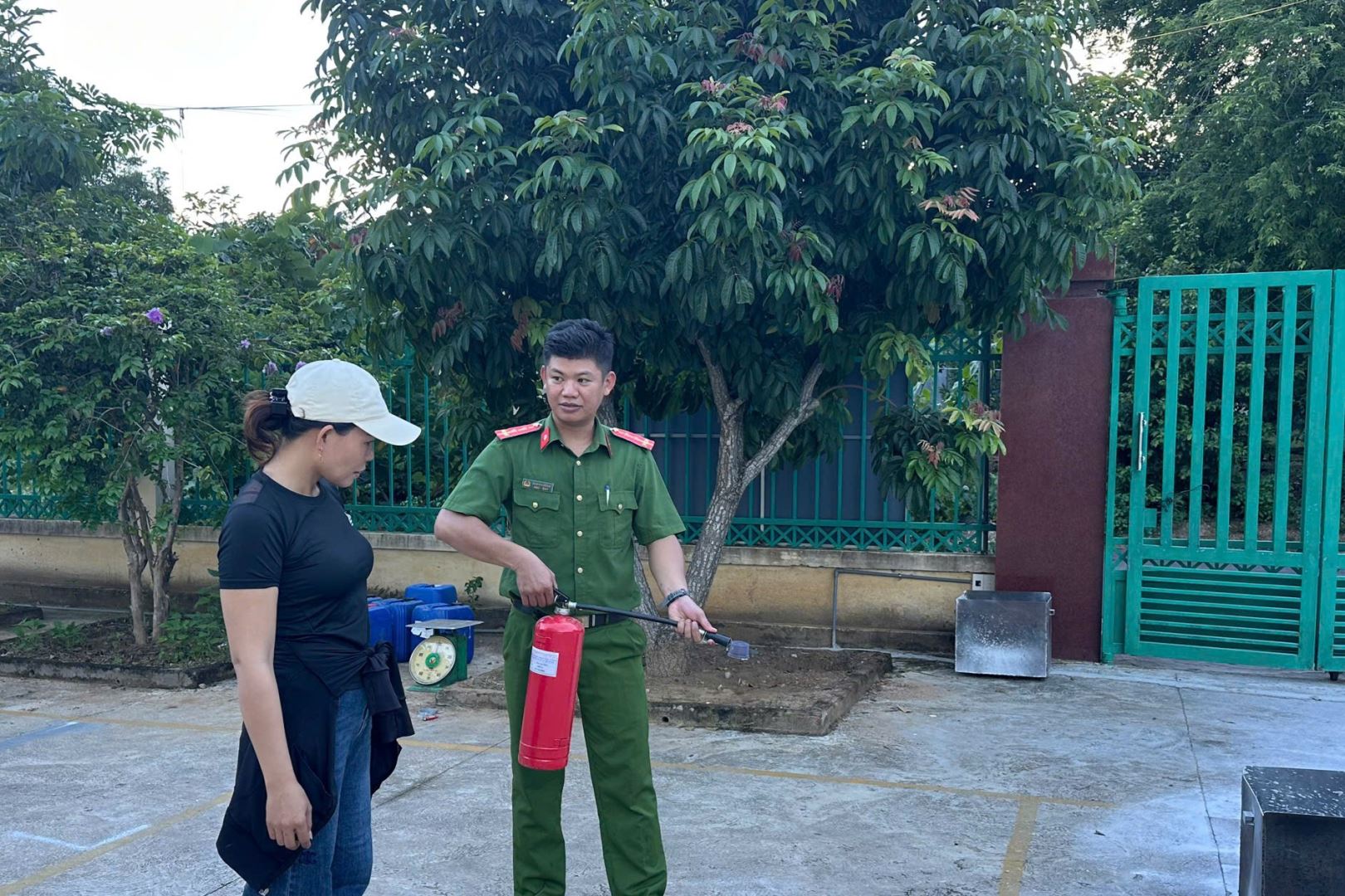 Công an xã Mỹ Sơn phối hợp hướng dẫn đội tuyển luyện tập các nội dung thực hành trước Hội thi.