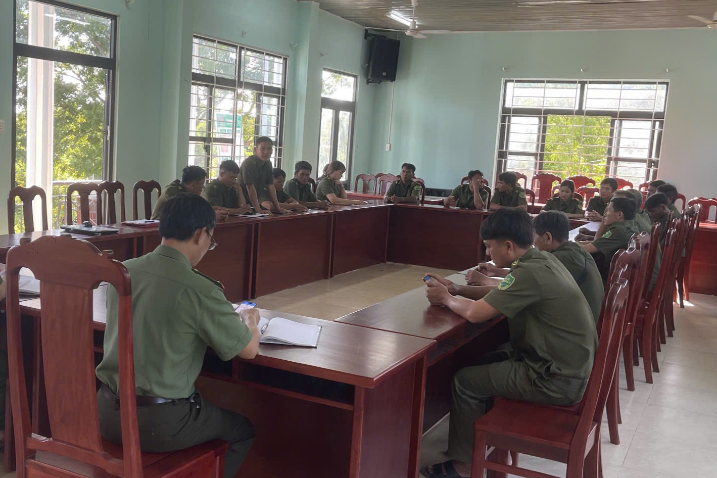 Lực lượng tham gia bảo vệ an ninh, trật tự ở cơ sở các thôn báo cáo tình hình, kết quả công tác và tham gia đóng góp ý kiến tại hội nghị.