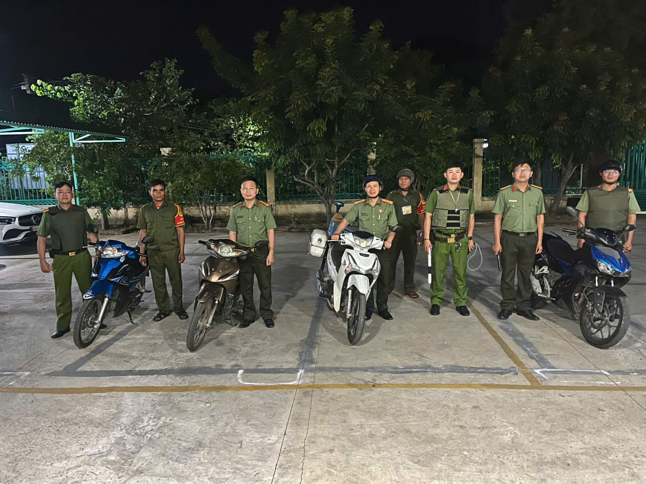 CBCS Công an xã Mỹ Sơn triển khai lực lượng, quán triệt nhiệm vụ trước khi thực hiện tuần tra ban đêm.