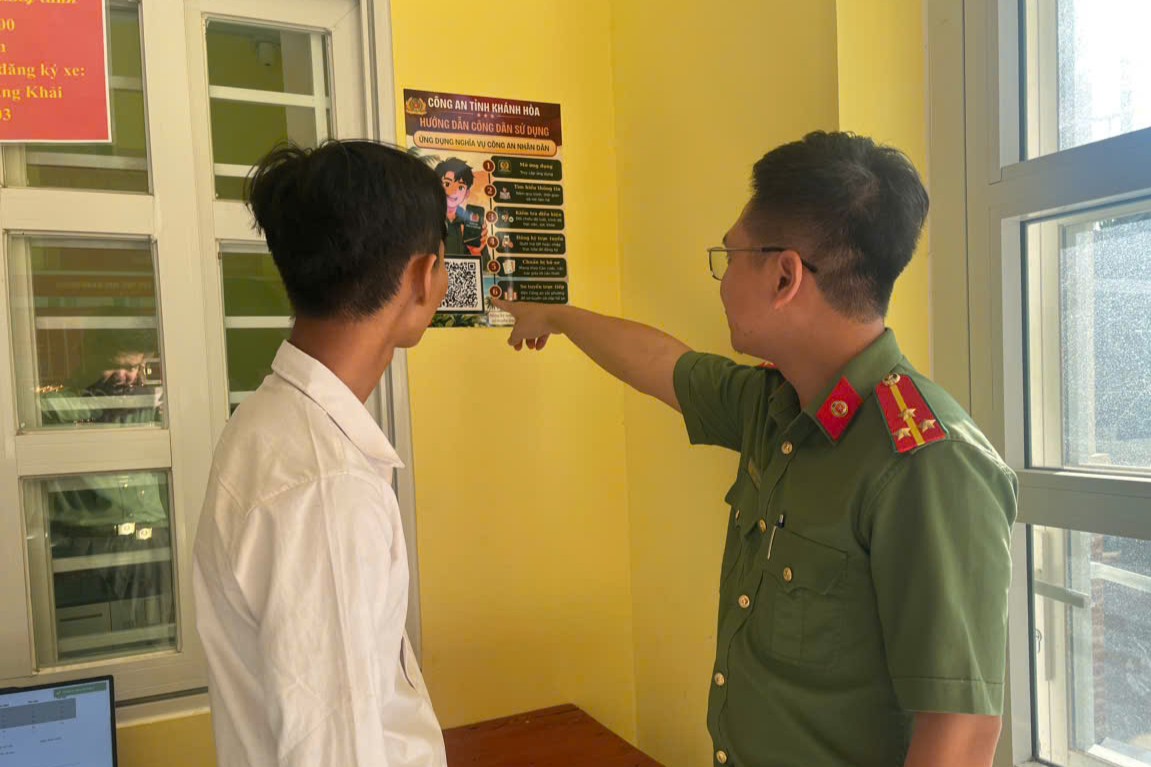 Cán bộ Công an xã Mỹ Sơn tuyên truyền, vận động thanh niên trong độ tuổi thực hiện nghĩa vụ tham gia Công an nhân dân năm 2027.