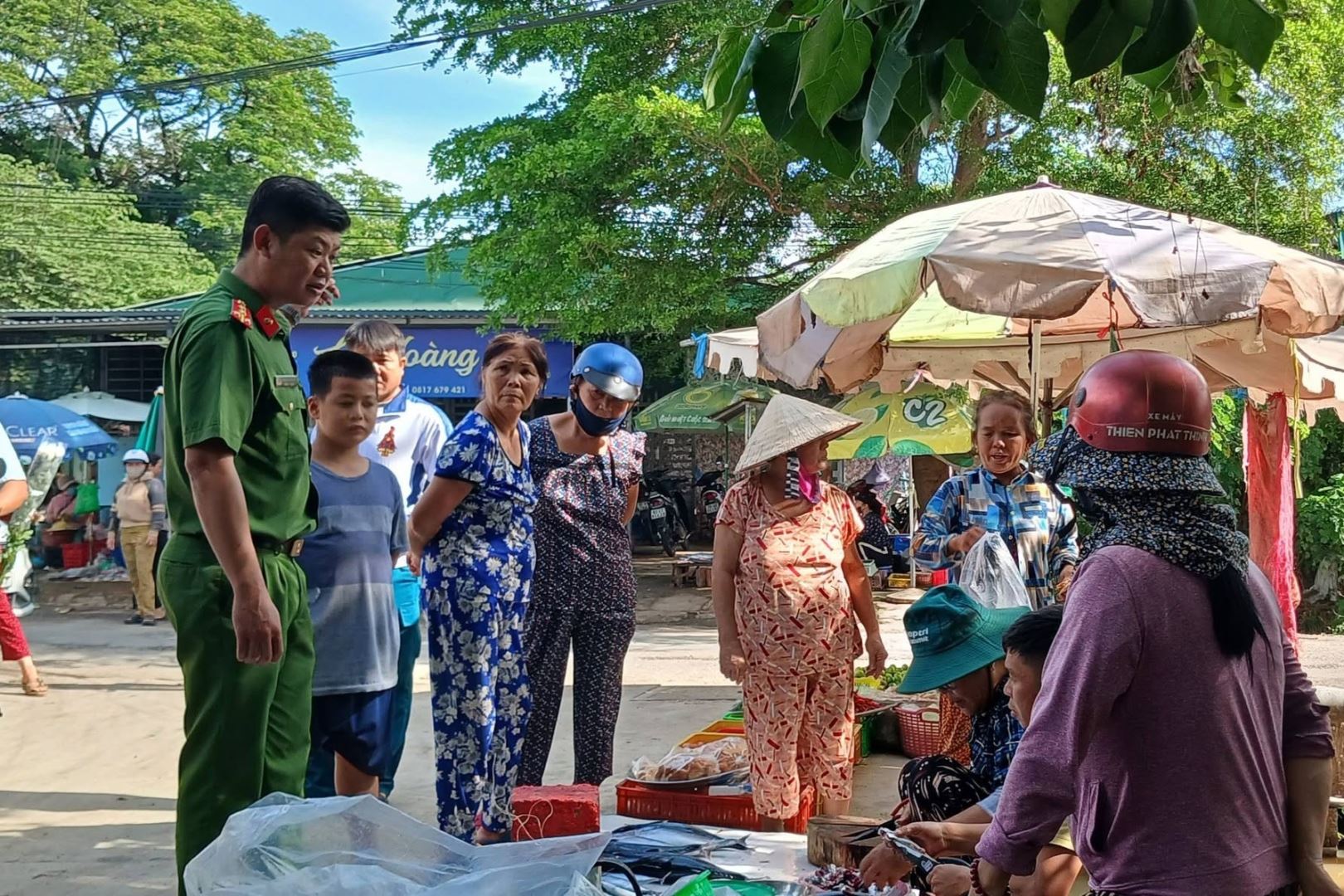 Cán bộ Công an xã Mỹ Sơn tuyên truyền, vận động tiểu thương chấp hành quy định về trật tự an toàn giao thông và kinh doanh đúng nơi quy định tại khu vực chợ Mỹ Sơn.