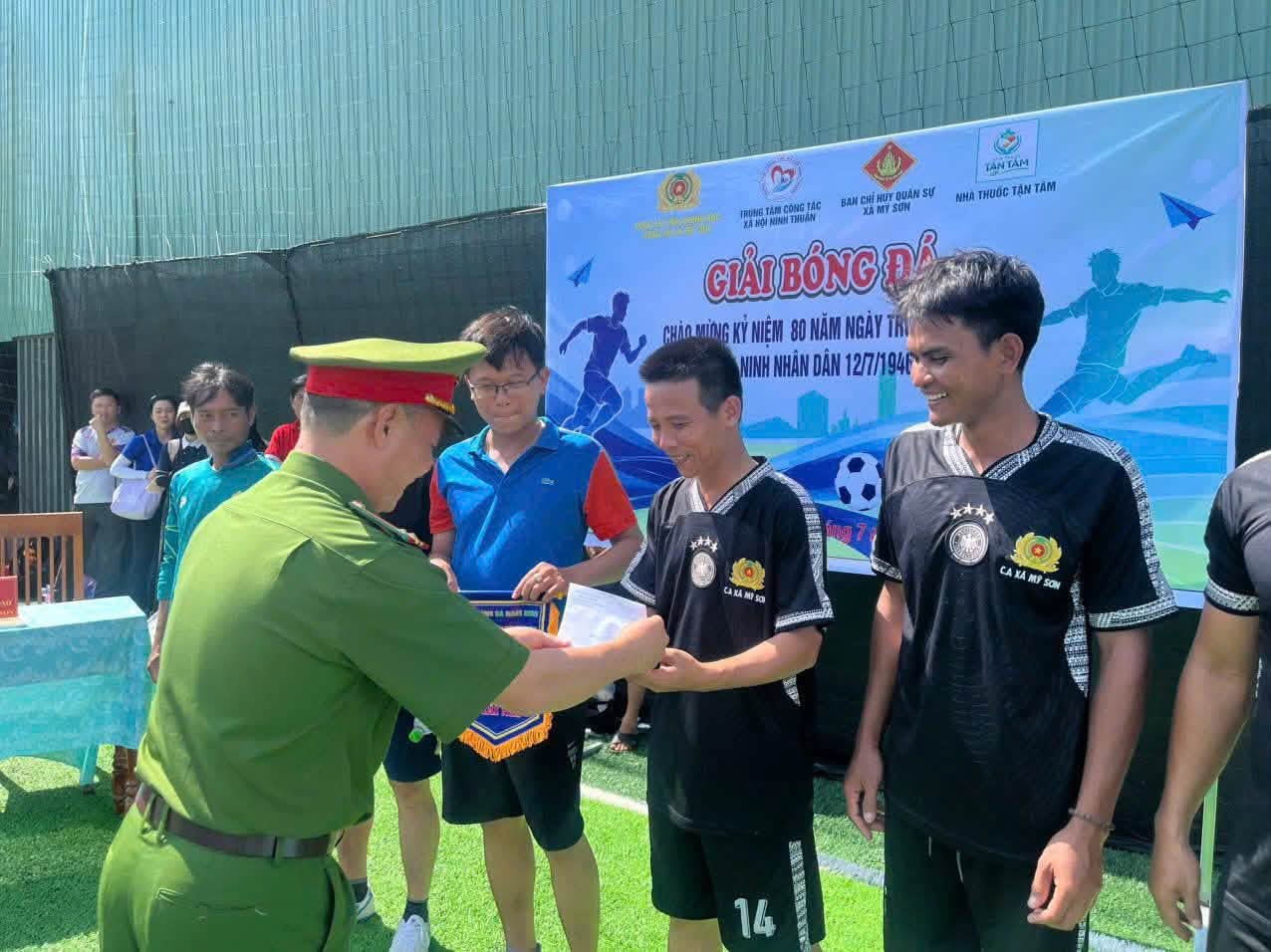 Đội bóng Chi đoàn Công an xã Mỹ Sơn tham gia giải bóng đá chào mừng kỷ niệm 81 năm Ngày truyền thống lực lượng An ninh nhân dân