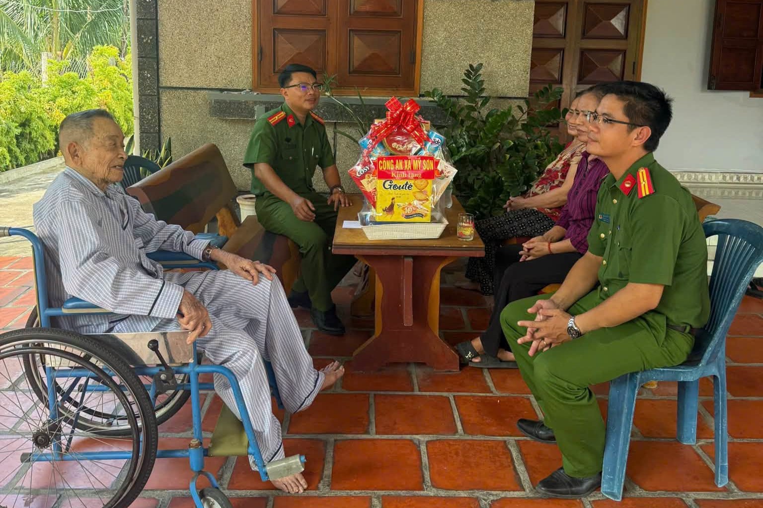 Công an xã Mỹ Sơn đến thăm, trò chuyện, động viên cựu chiến binh trên địa bàn, góp phần vun đắp truyền thống “Uống nước nhớ nguồn”.