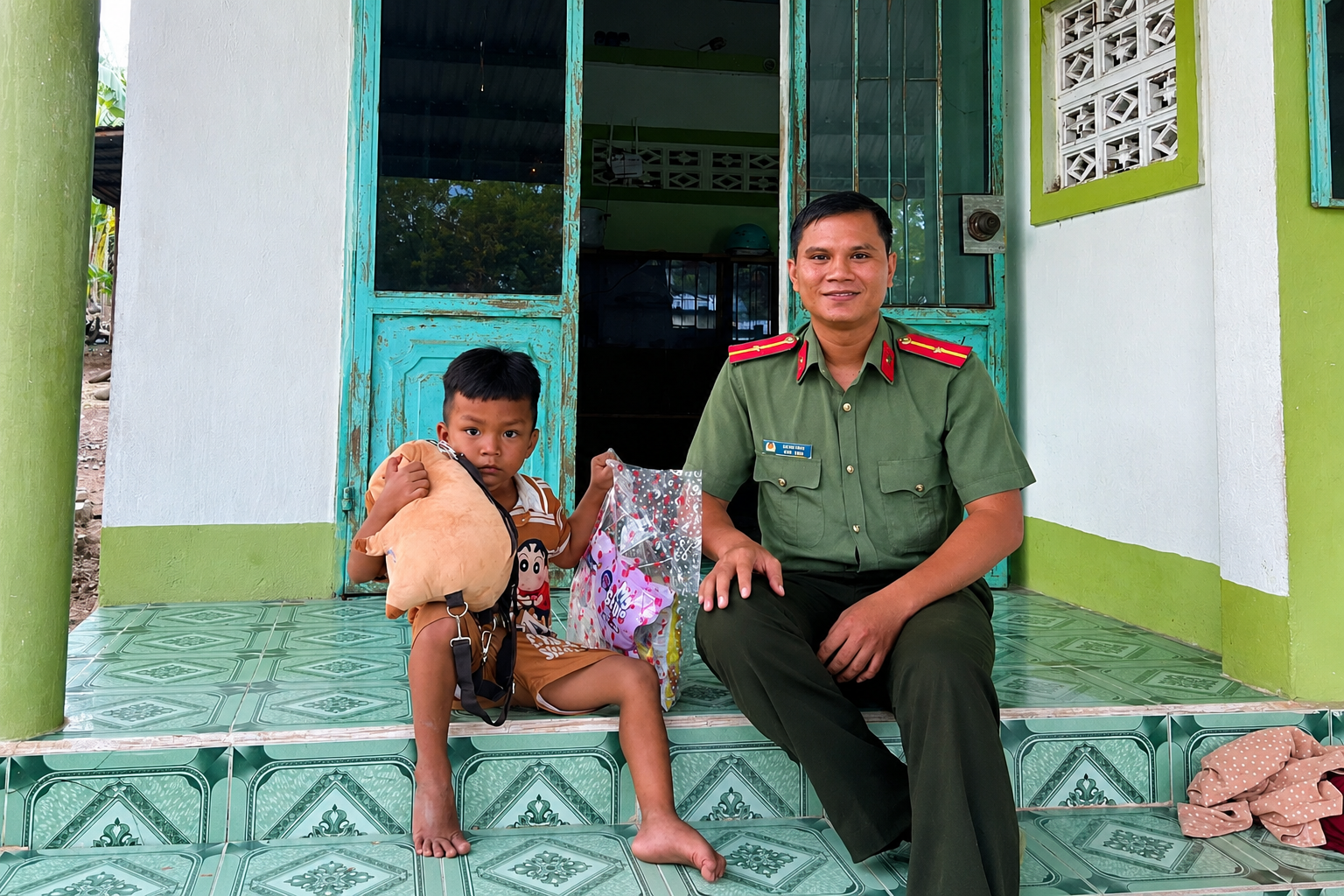 Em Katơr Khương, sinh năm 2021, trú thôn Rã Trên được Công an xã Mỹ Sơn nhận đỡ đầu từ tháng 4/2026